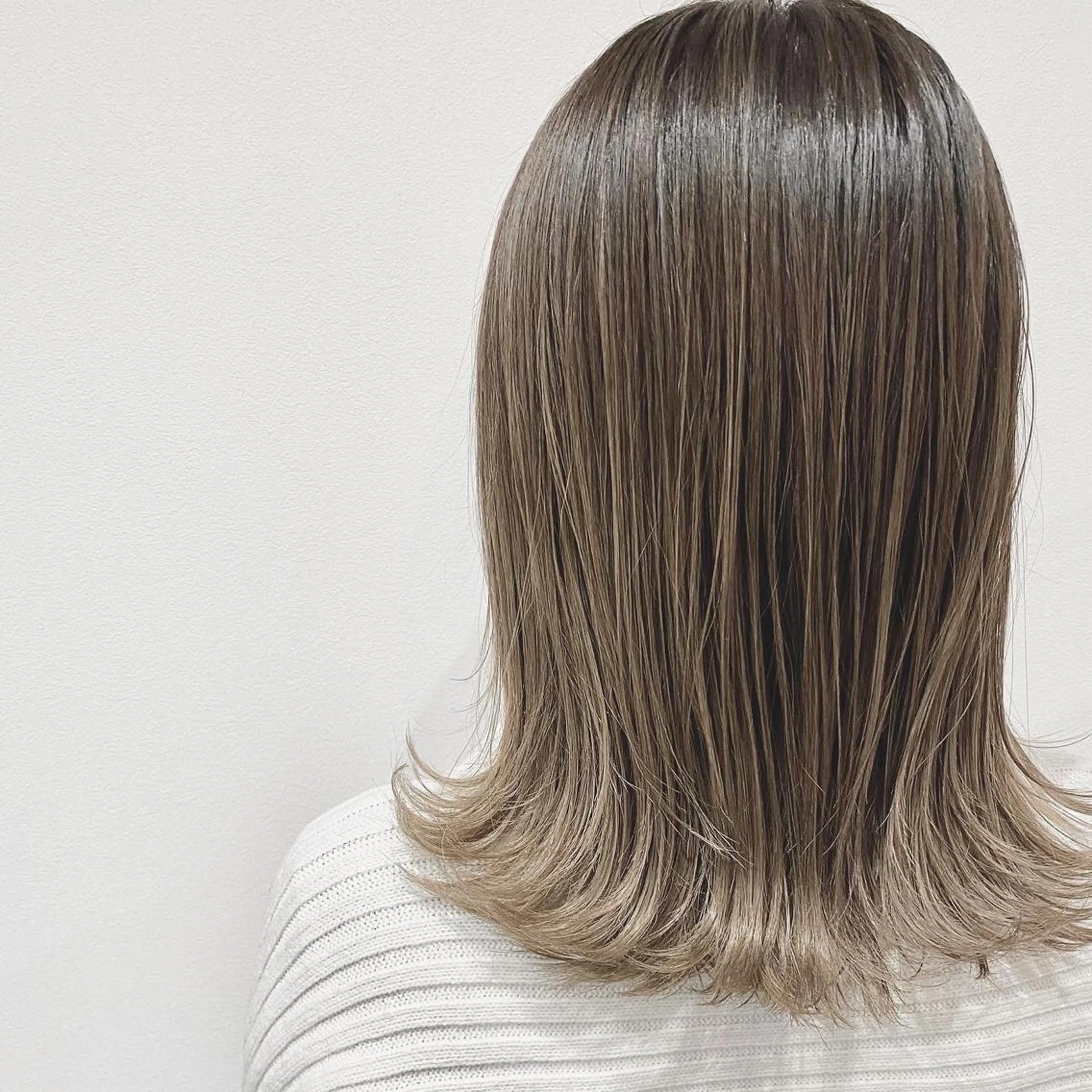 ミディアム カット ヘアカラー トリートメント MYRTLE TSUNODAのヘアスタイル