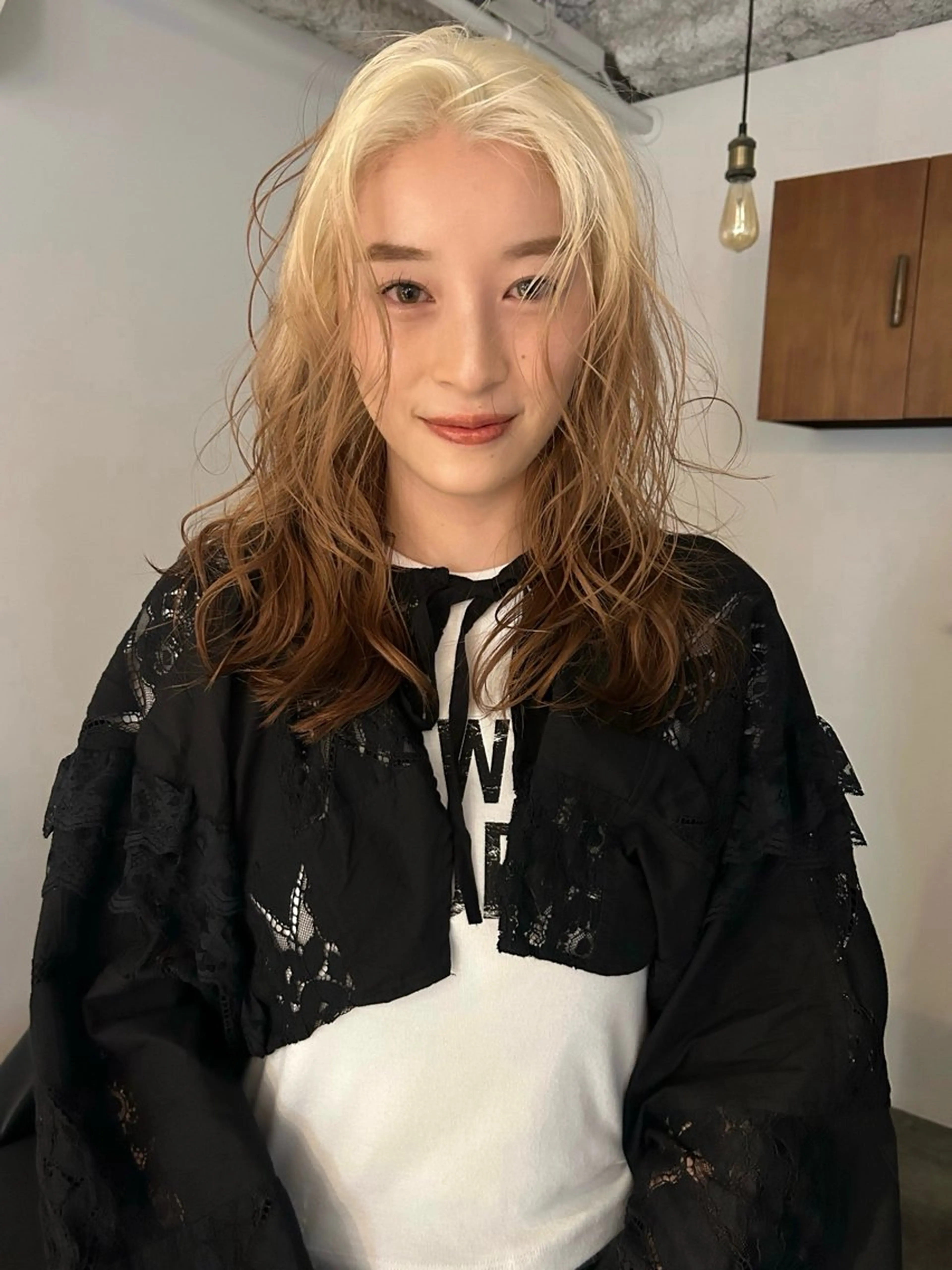 セミロング カラー ブリーチ ケアブリーチ カット ヘアカラー トリートメント Loom.所属・村上雅人 ナチュラルモードのヘアスタイル