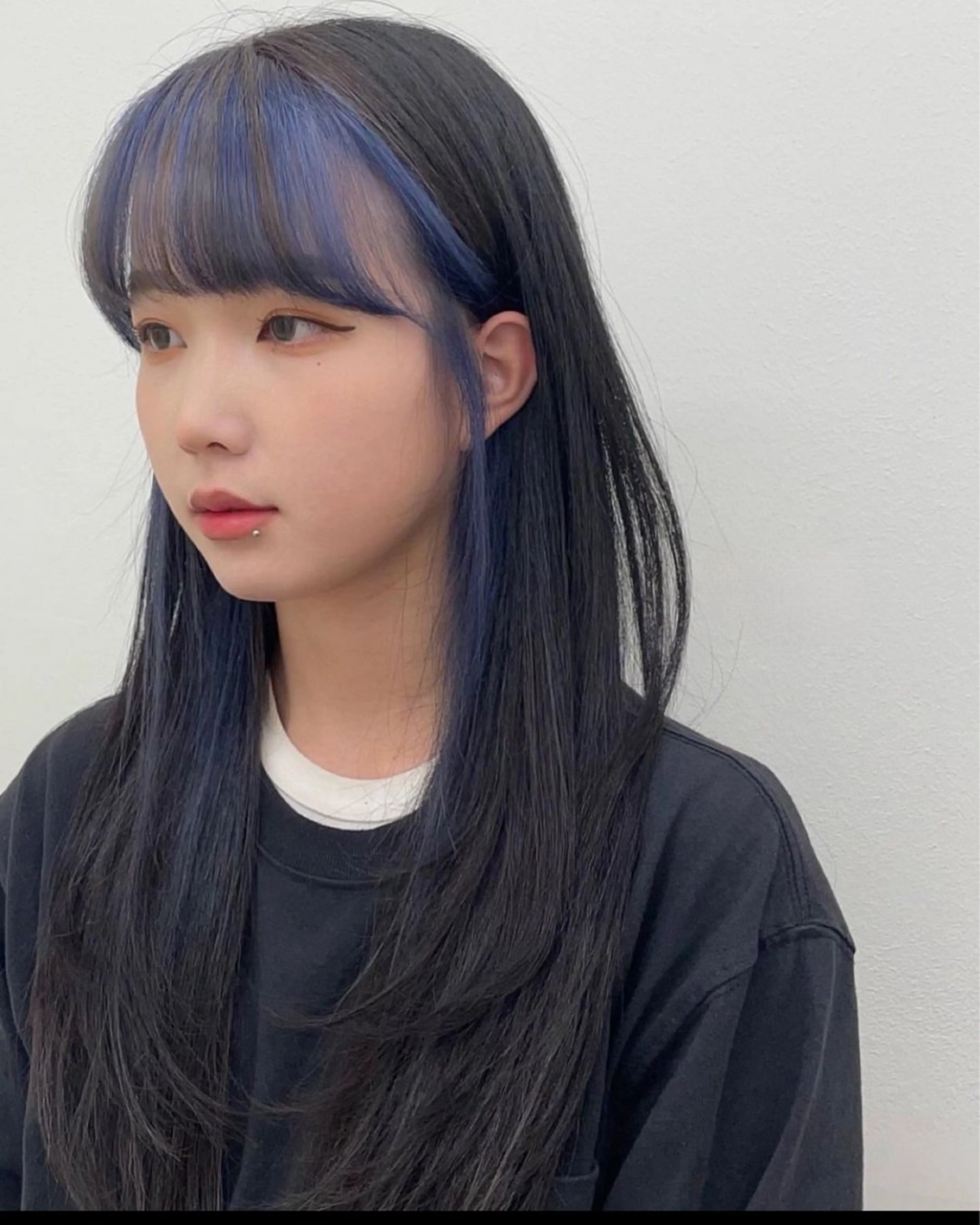 ミディアム カラー ヘアアレンジ アッシュ ミストバング ブリーチ ブルーカラー ブルーラベンダー ヘアカラー トリートメント 🌟🍒ハイトーン 韓国ヘア/ユウミのヘアスタイル