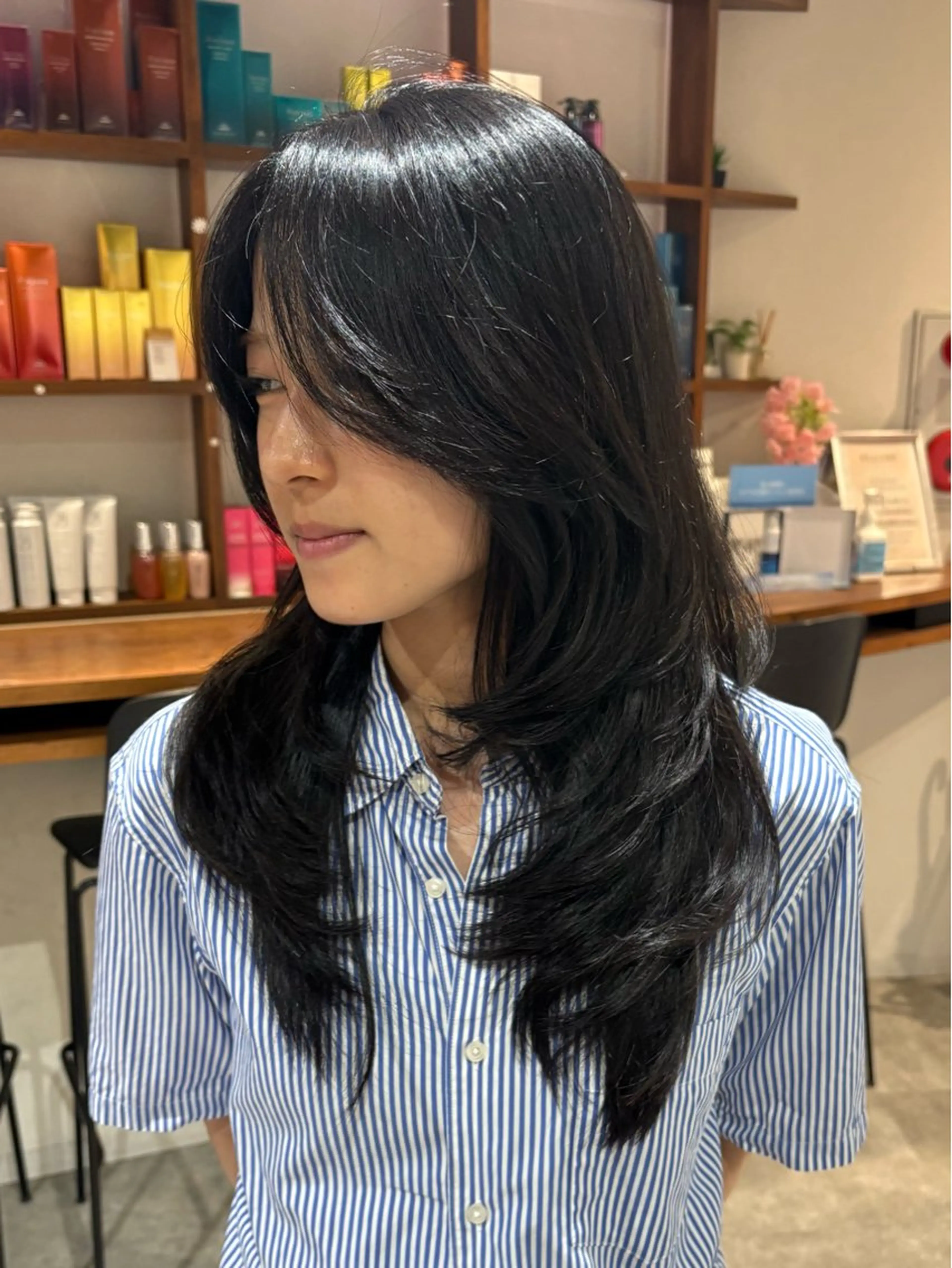 セミロング カラー 黒髪 レイヤーカット 海外レイヤー/赤み 消しカラー/上原聖奈のヘアスタイル