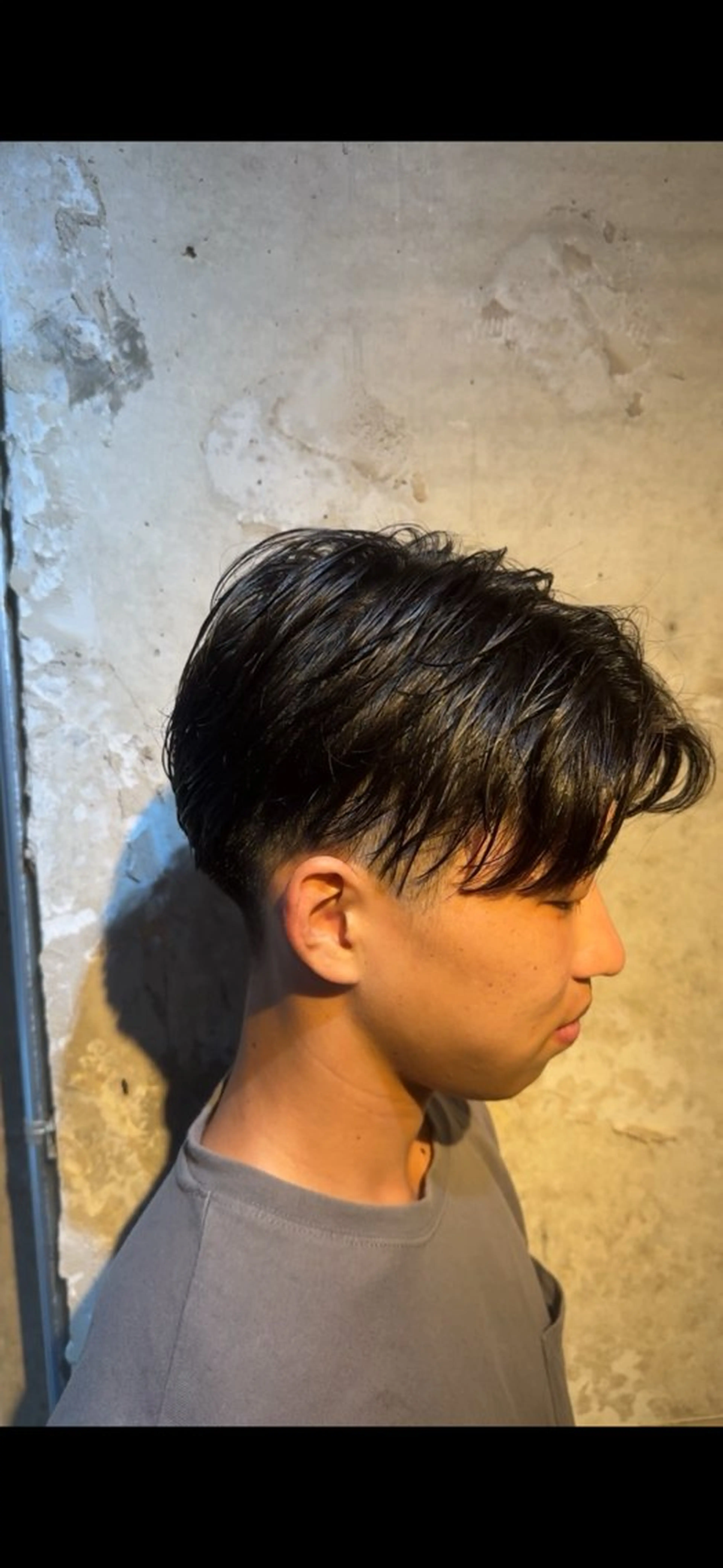 ショート パーマ メンズ センターパート カット 三宅 亨表のヘアスタイル