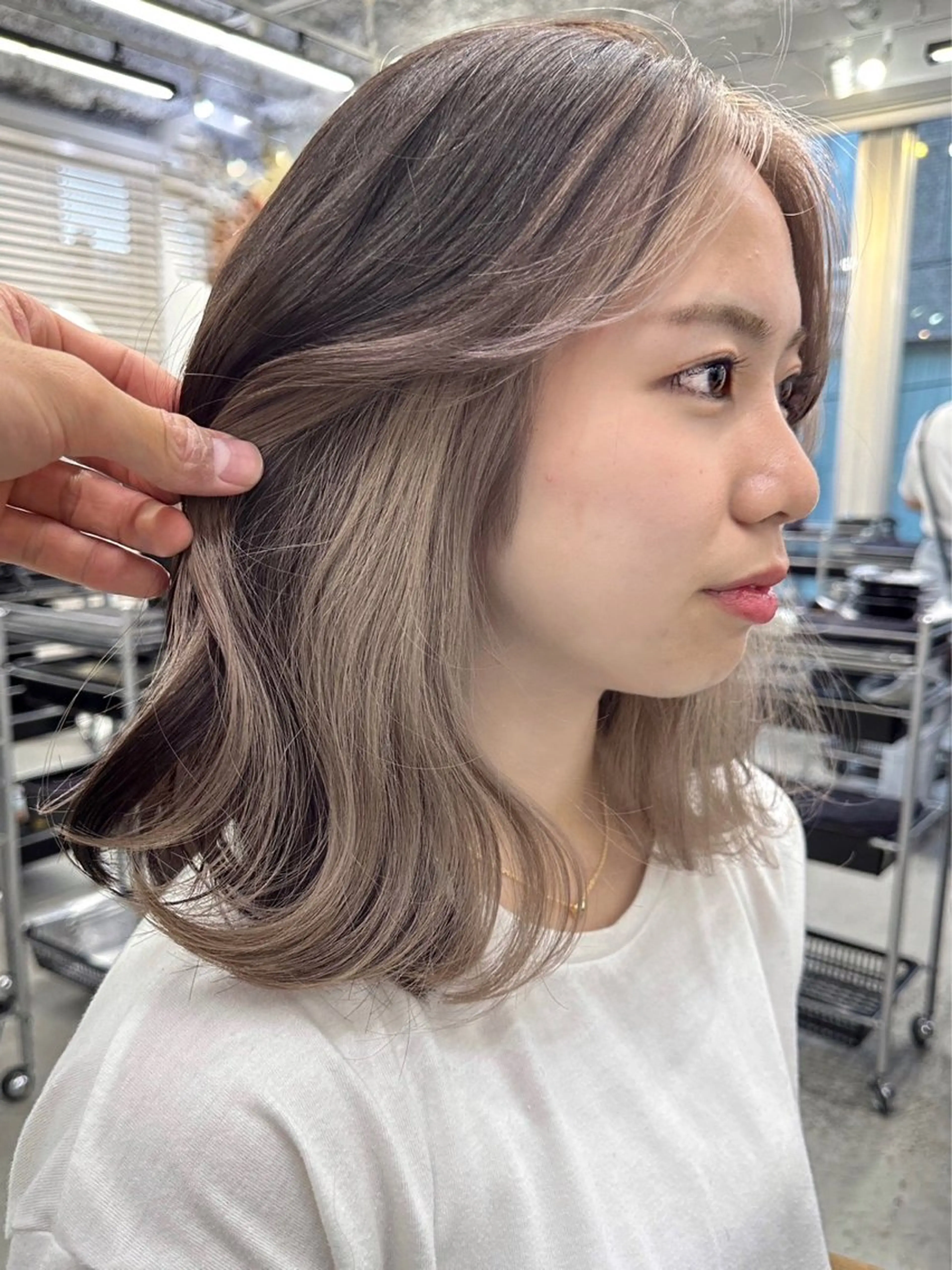 ミディアム カラー ベージュカラー イヤリングカラー インナーカラー トリートメント ヘアカラー トリートメント ヘアセット RYOSUKE ハイトーンのヘアスタイル