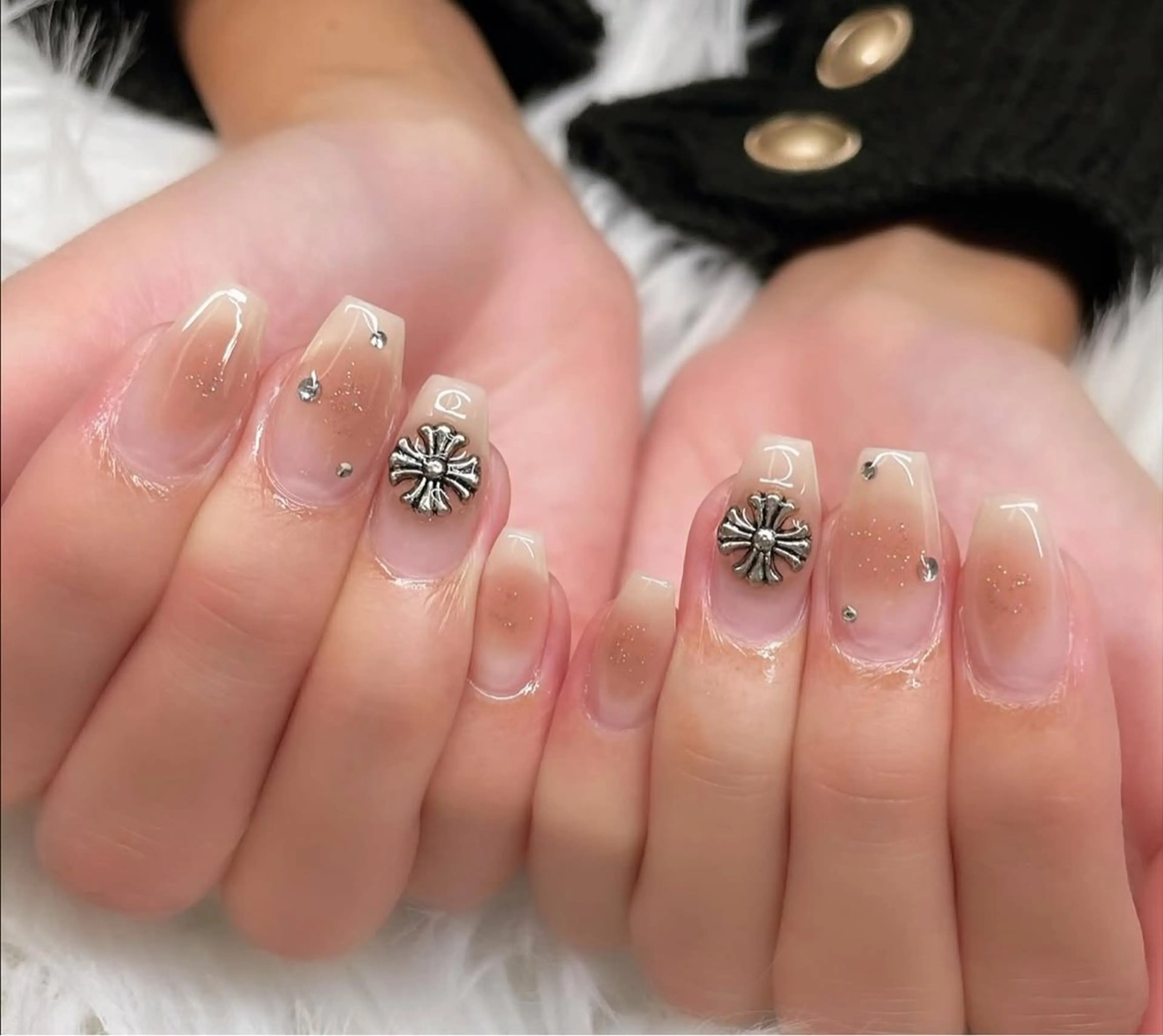 ネイル アニマル柄 オーロラネイル チークネイル フラッシュネイル ジェルネイル Lyna 池袋のネイルデザイン