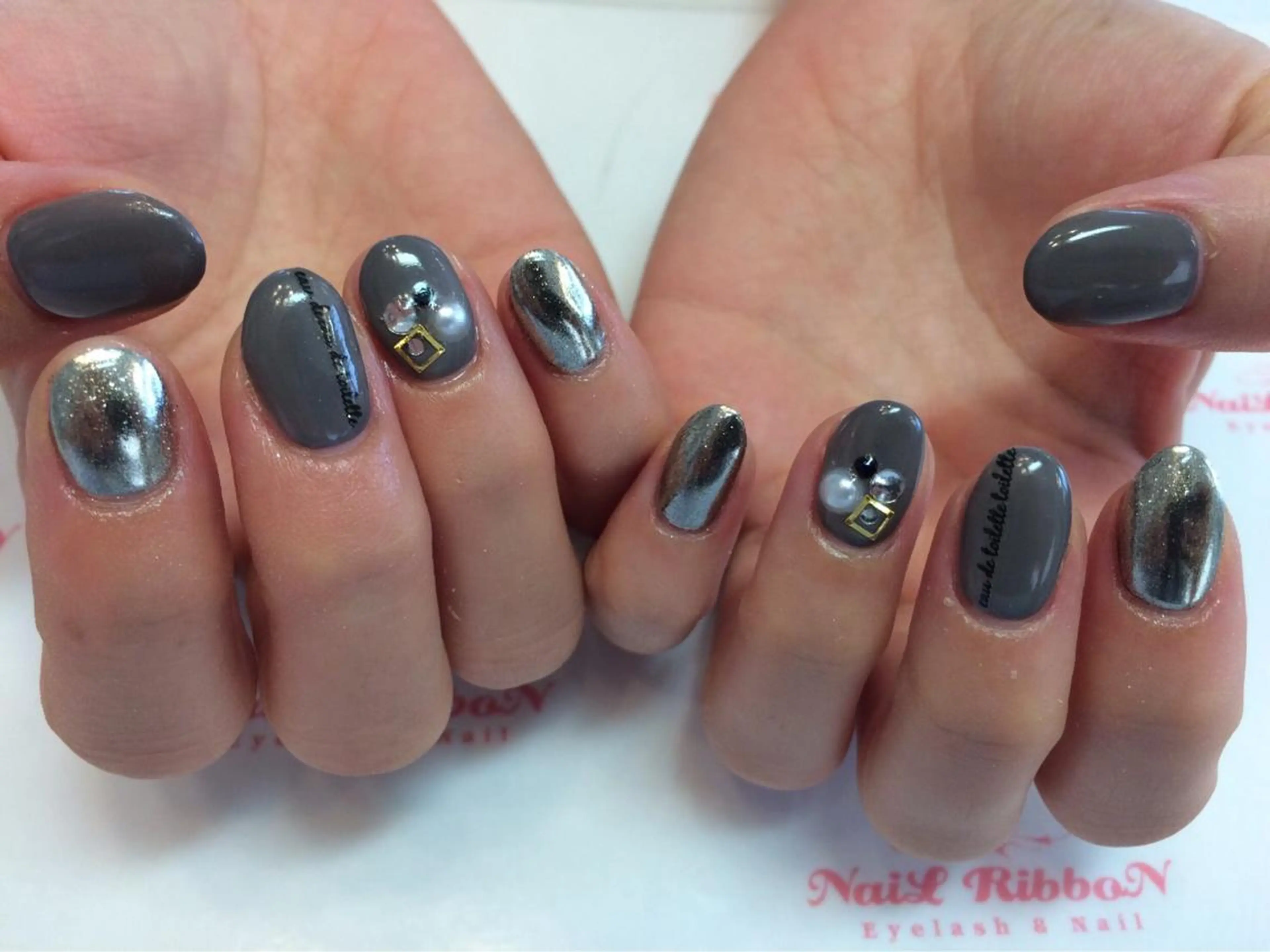 ネイル ネイルリボン 受付スタッフのネイルデザイン