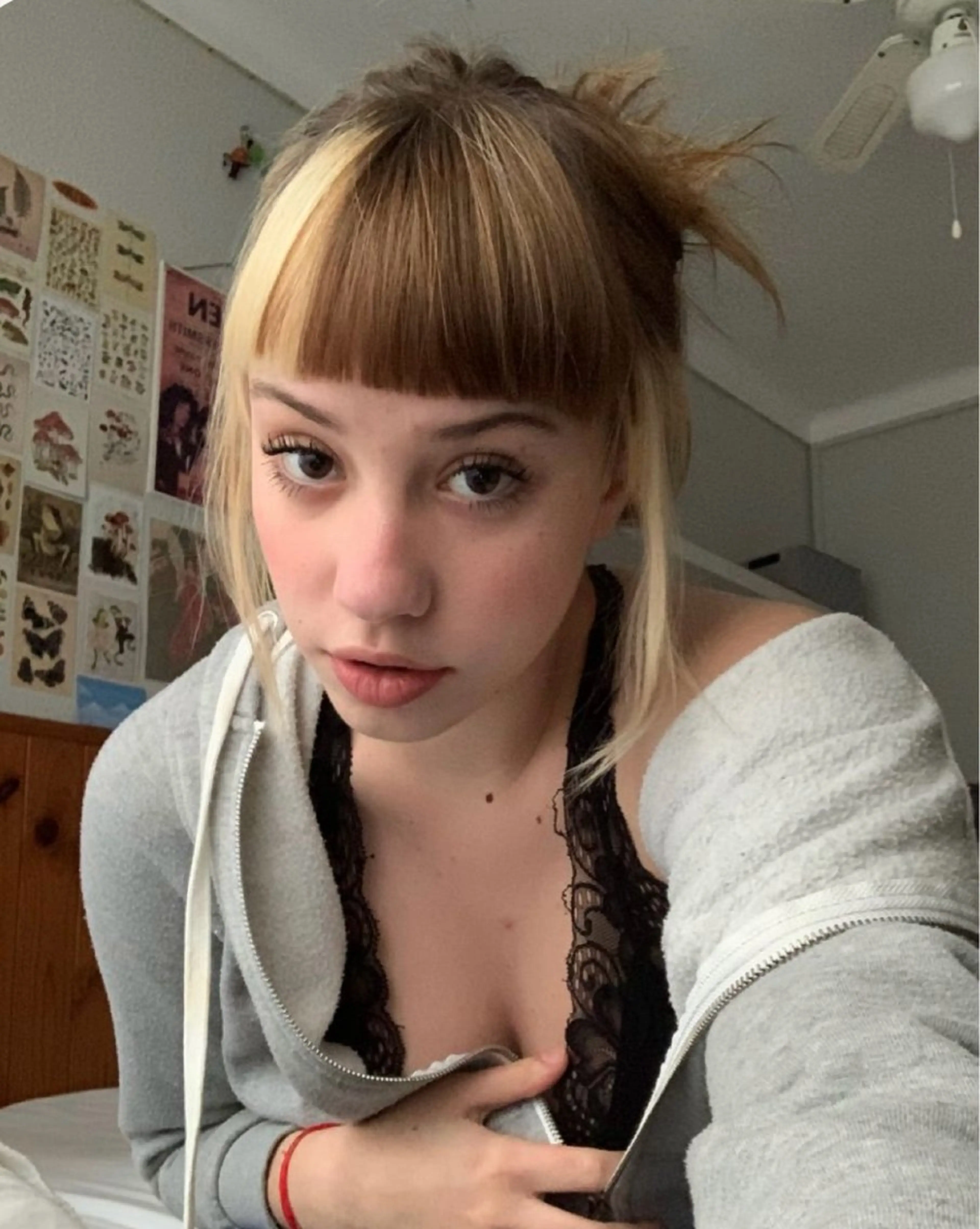 ミディアム カラー ベージュカラー ブリーチ ケアブリーチ デザインカラー ダブルカラー カット ヘアカラー トリートメント MIU/ルーツカラー 顔まわりレイヤーのヘアスタイル