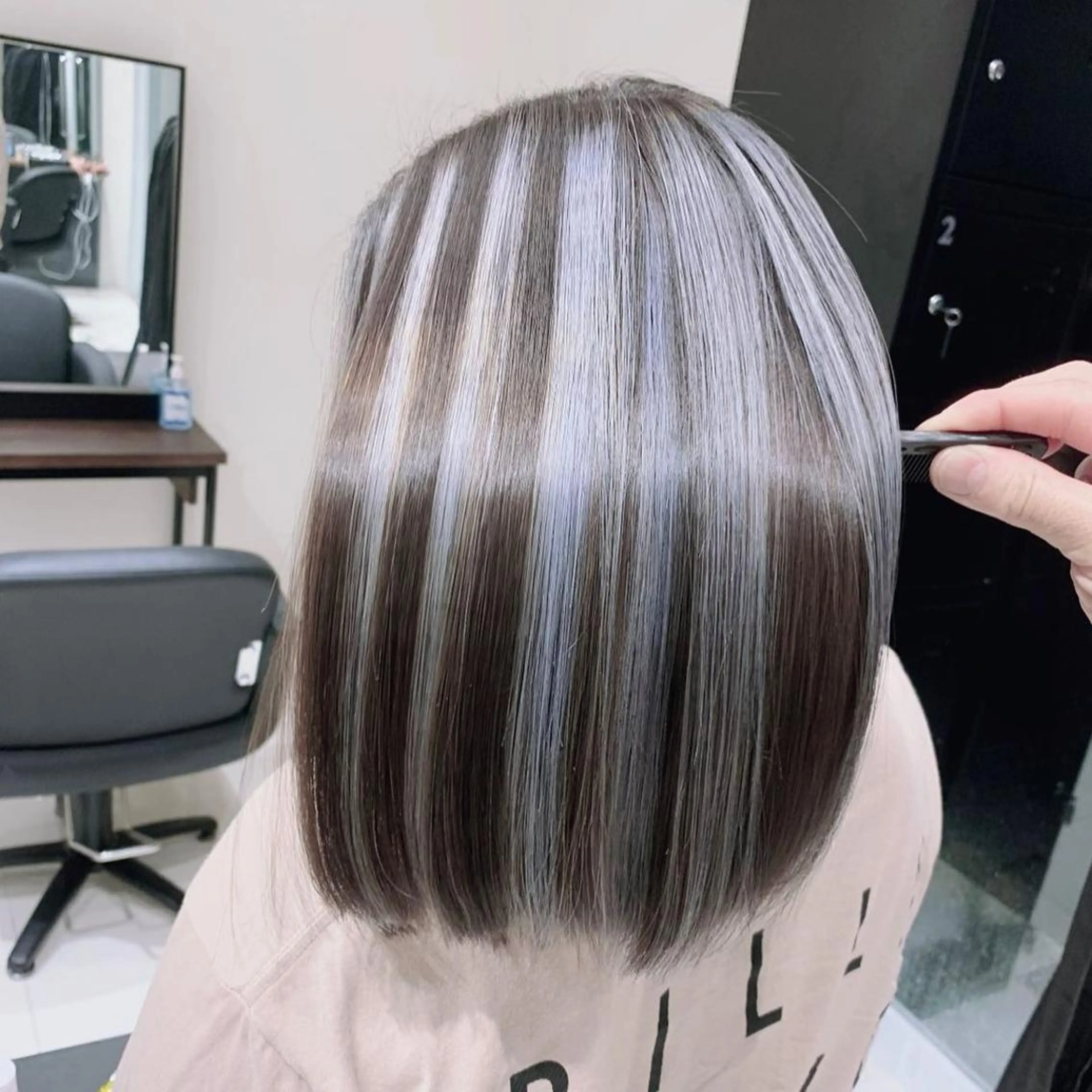 ミディアム カラー ブリーチ ケアブリーチ ハイライトカラー インナーカラー ハイライト ヘアカラー オフホワイトアンドなんば所属・福西 洋斗のヘアスタイル