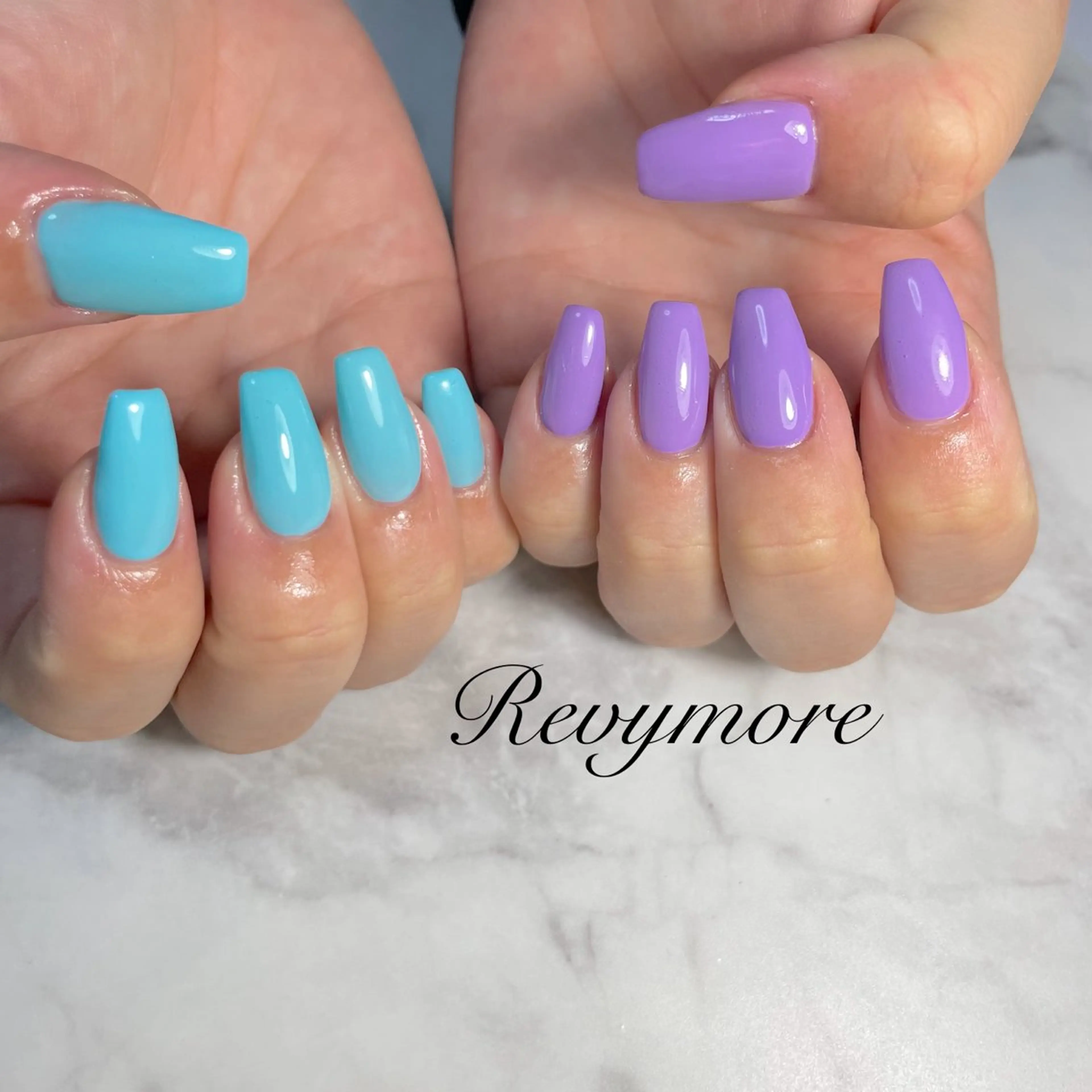ネイル ブルー ジェルネイル 水色 ニュアンスネイル オフィスネイル nail salon Revymore所属・nail salon Revymoreのネイルデザイン