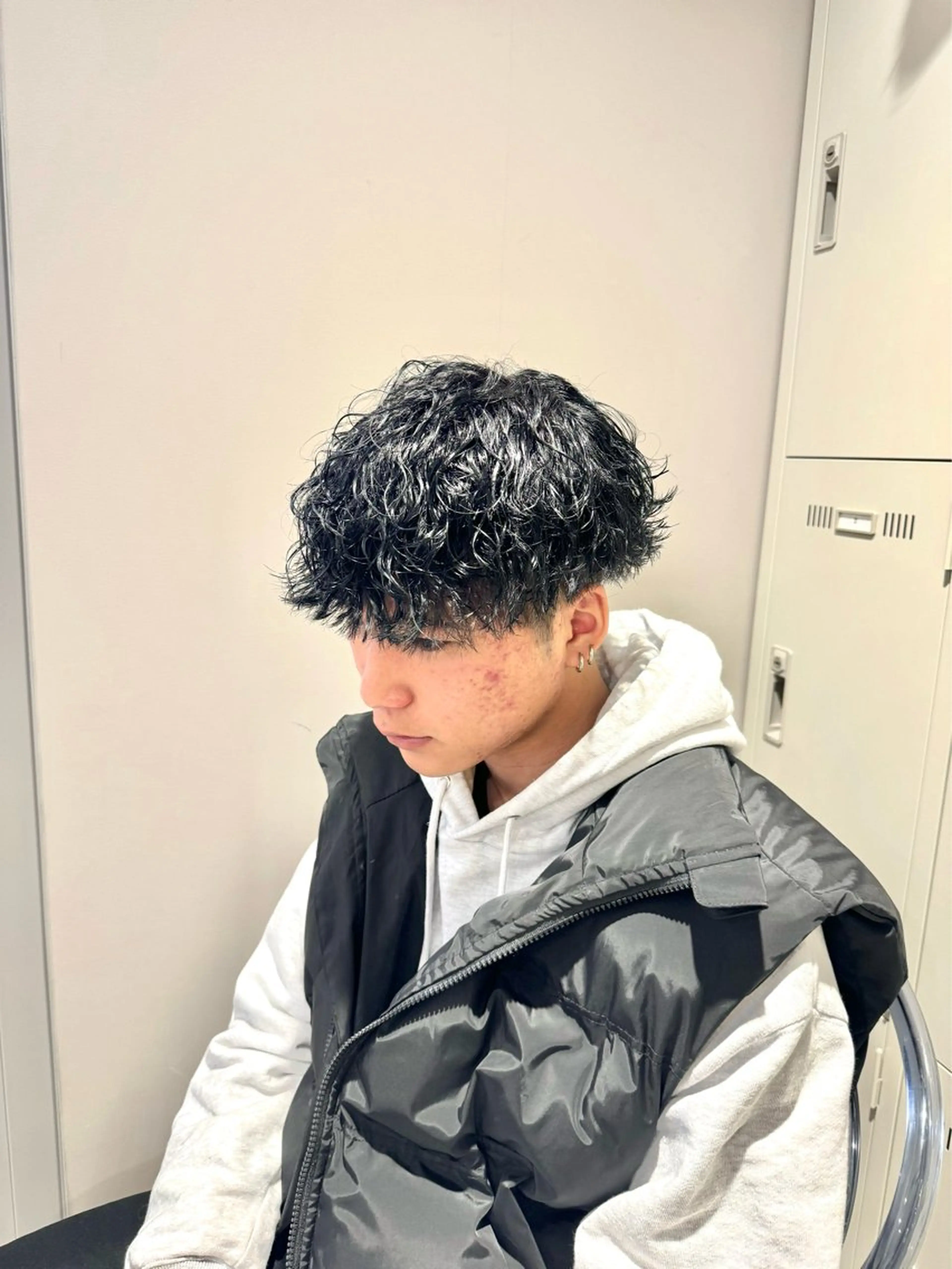 ショート カラー パーマ ヘアアレンジ メンズ メンズパーマ 波巻きパーマ カット ヘアカラー パーマ トリートメント ヘアセット 顔まわりカット の達人のヘアスタイル