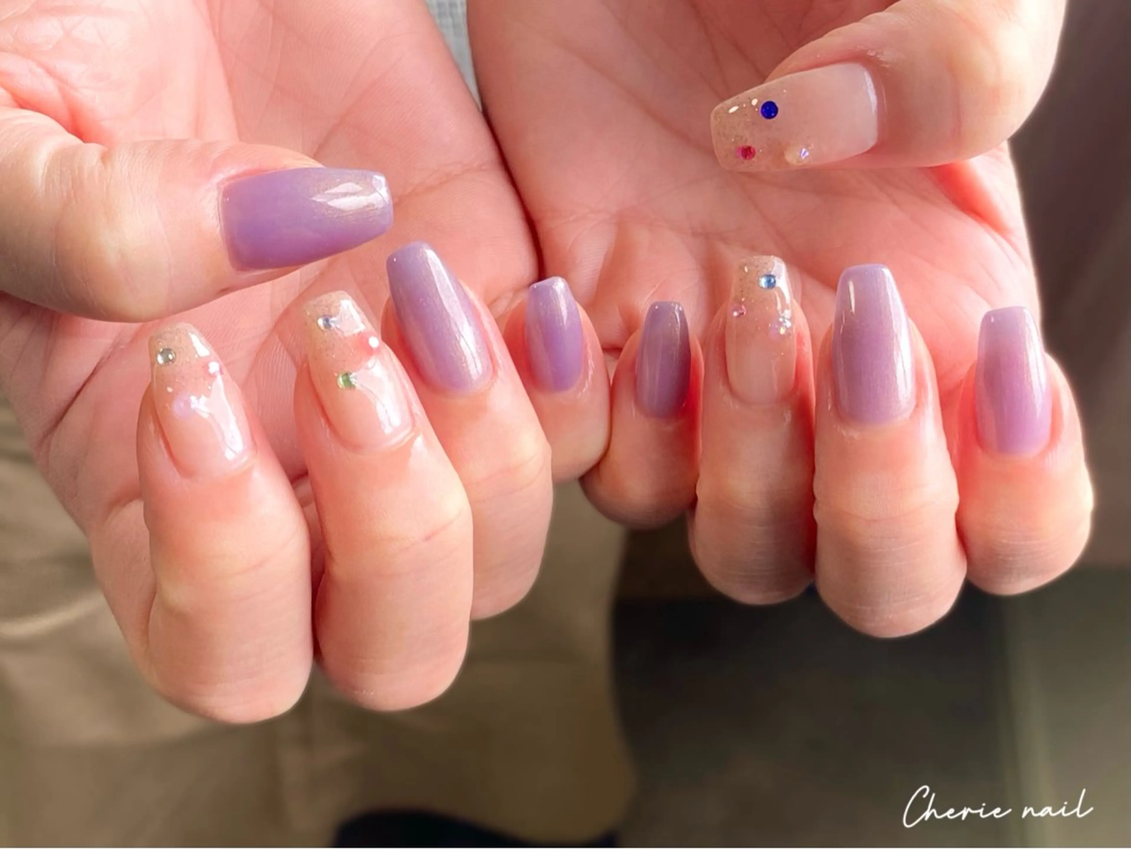 ネイル ジェルネイル キラキラネイル ラメ(グリッター) オフィスネイル パープル ハンドネイル Cherienail yunaのネイルデザイン