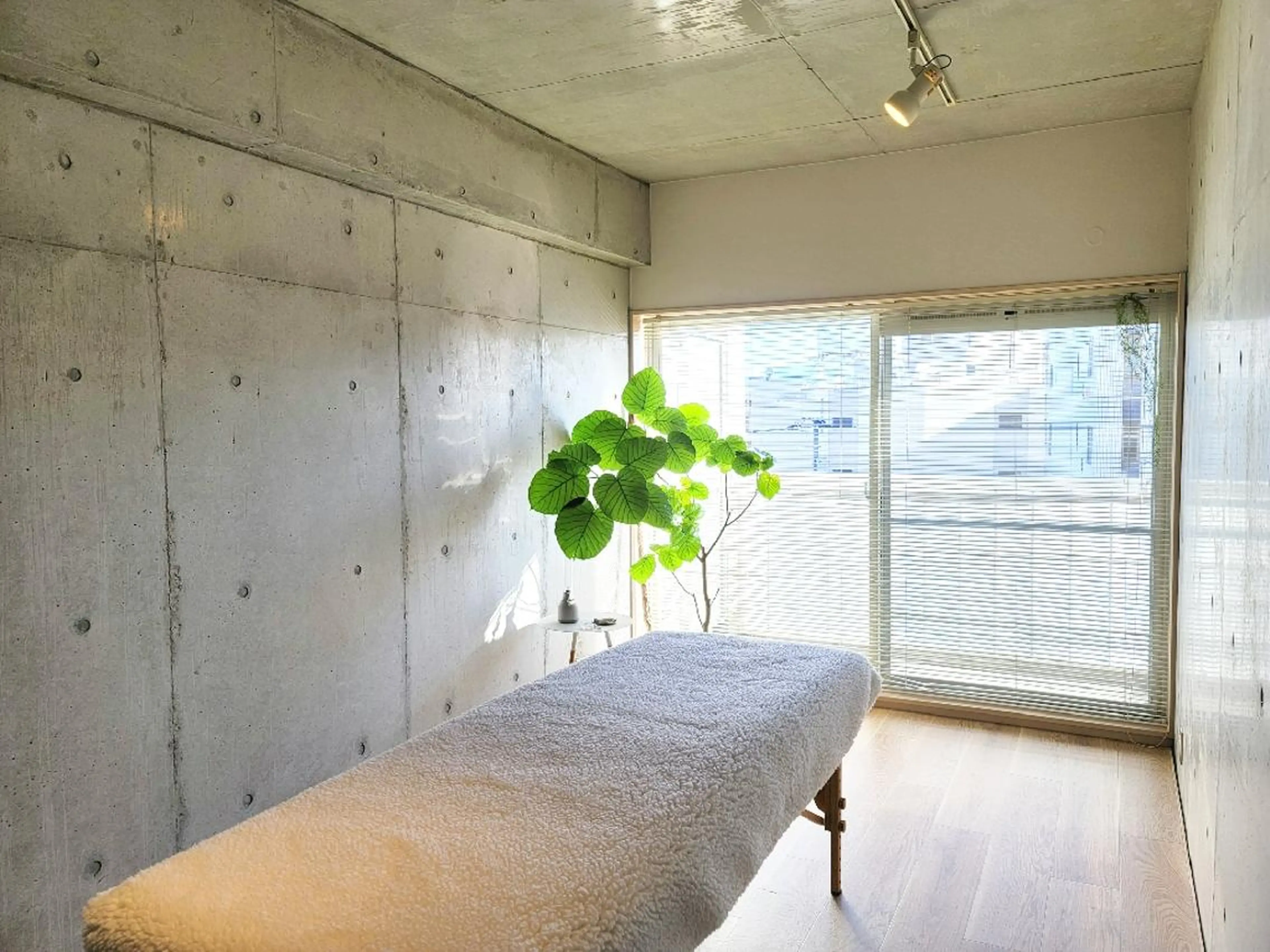 ROOM＋ headspa salon所属・篠森 絵理のエステ・リラクイメージ