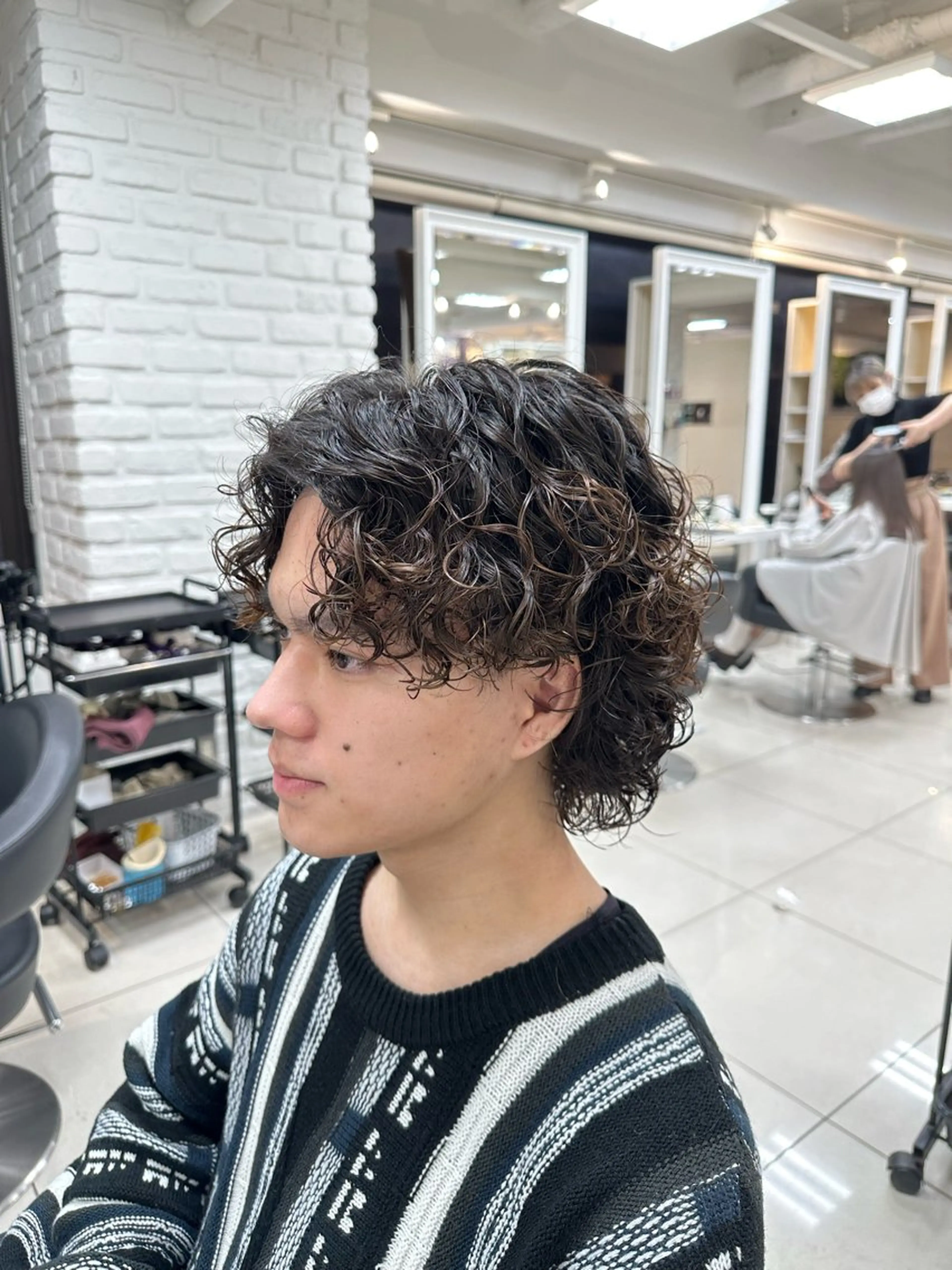 ショート パーマ メンズ センターパート メンズパーマ くせ毛 外国人風カラー スパイラルパーマ カット パーマ トリートメント フェザーパーマ職人 🪶ryosukeのヘアスタイル