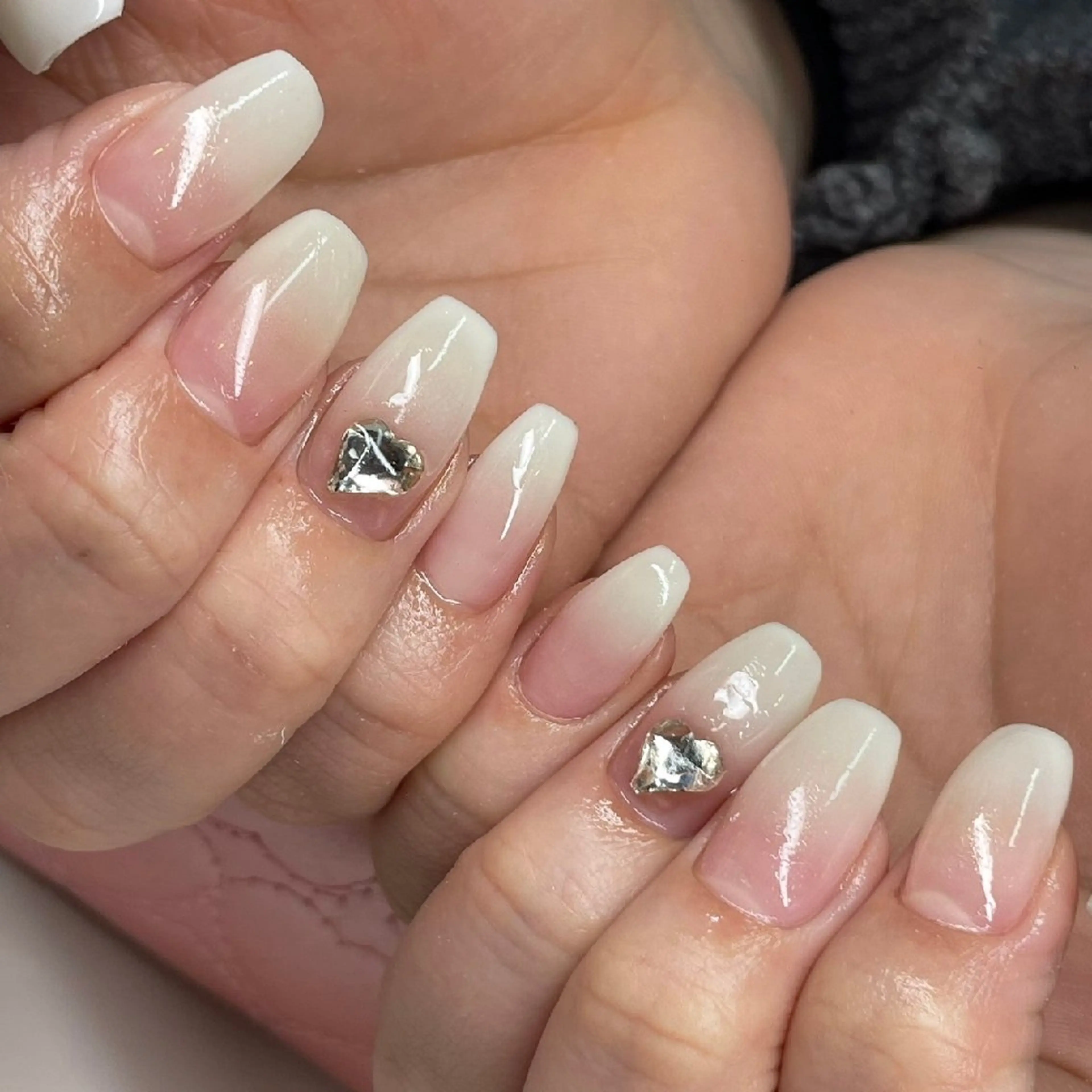 ネイル グラデーション ハート ストーンネイル 心斎橋Salon Epokkuのネイルデザイン