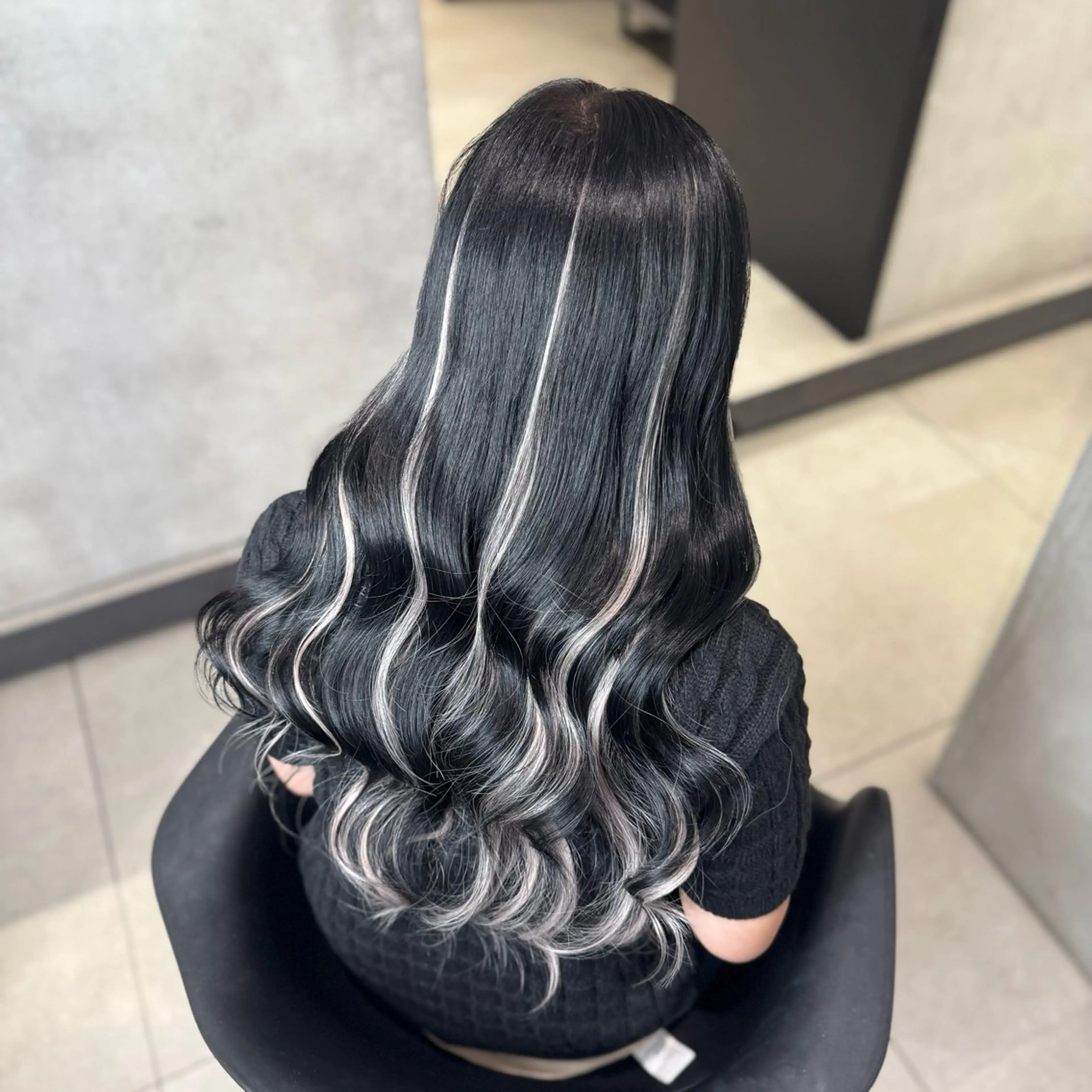 ロング カラー 黒髪 ハイライトカラー エクステ ハイライト ロング ヘアカラー エクステ 大阪 梅田/ ハイトーン/エクステのヘアスタイル