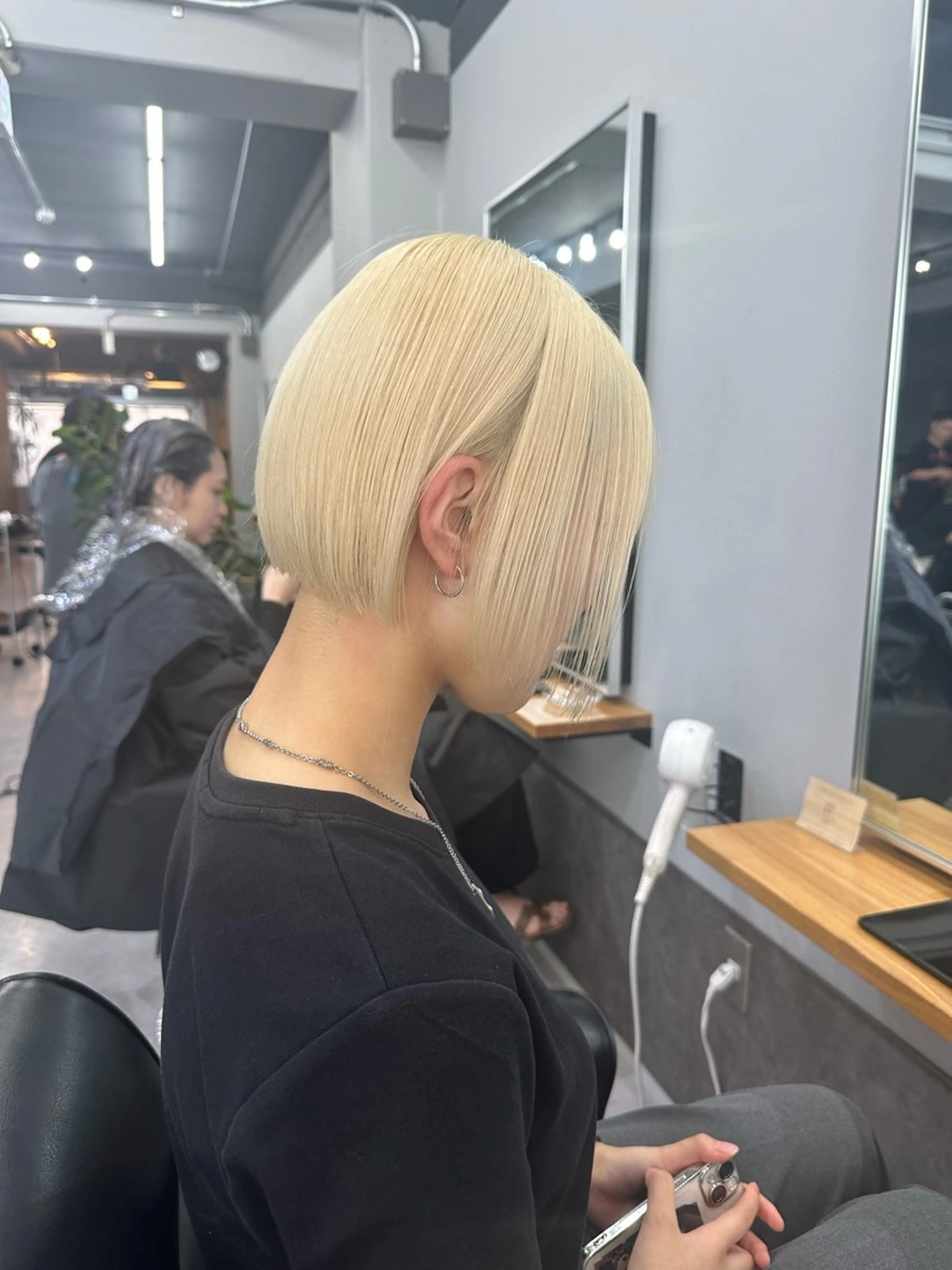 ミディアム カラー ブリーチ 抜きっぱなしブロンド ブロンド ハイトーンカラー kira/ブリーチ/ ハイトーン/烏丸のヘアスタイル