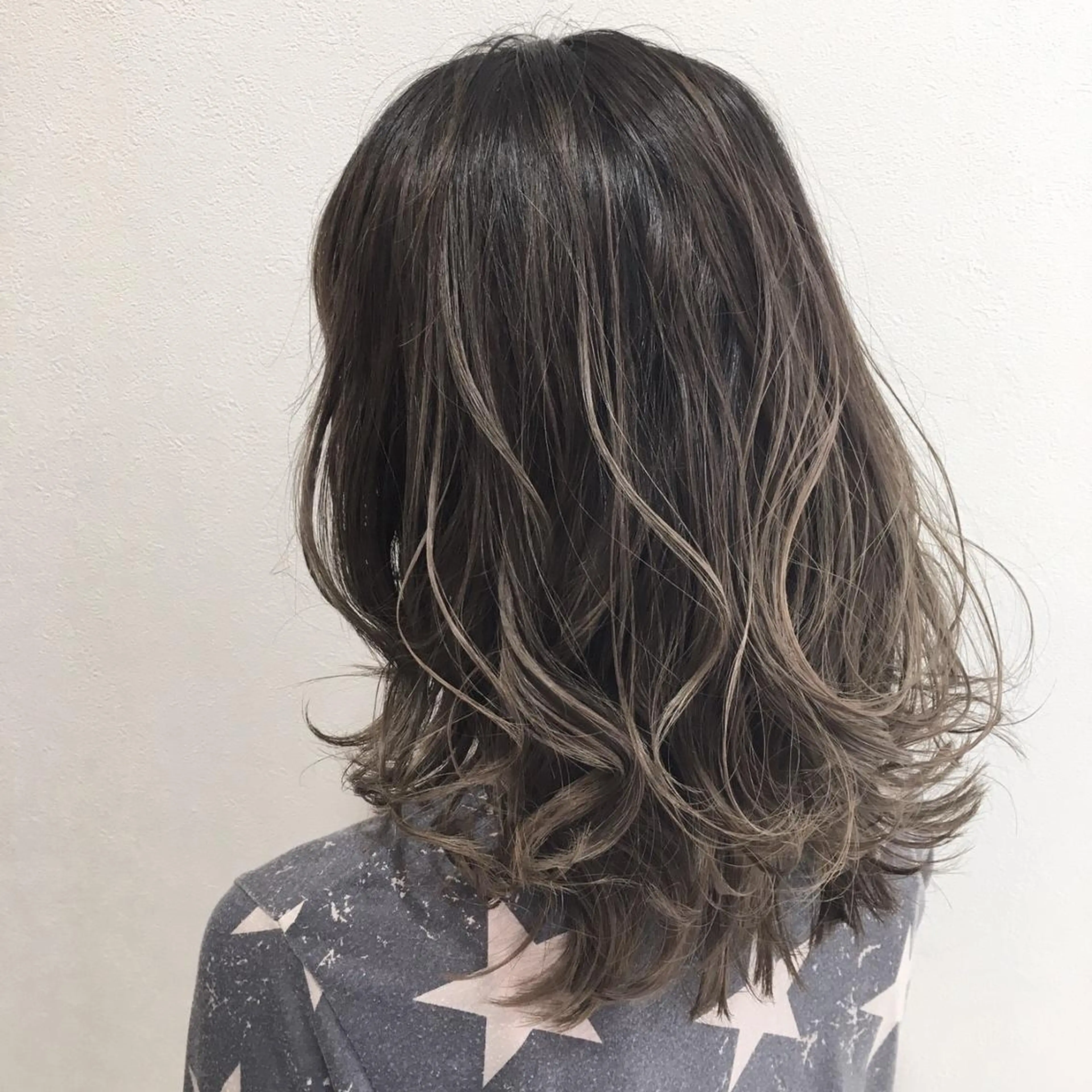 ミディアム 鈴木 奈波のヘアスタイル