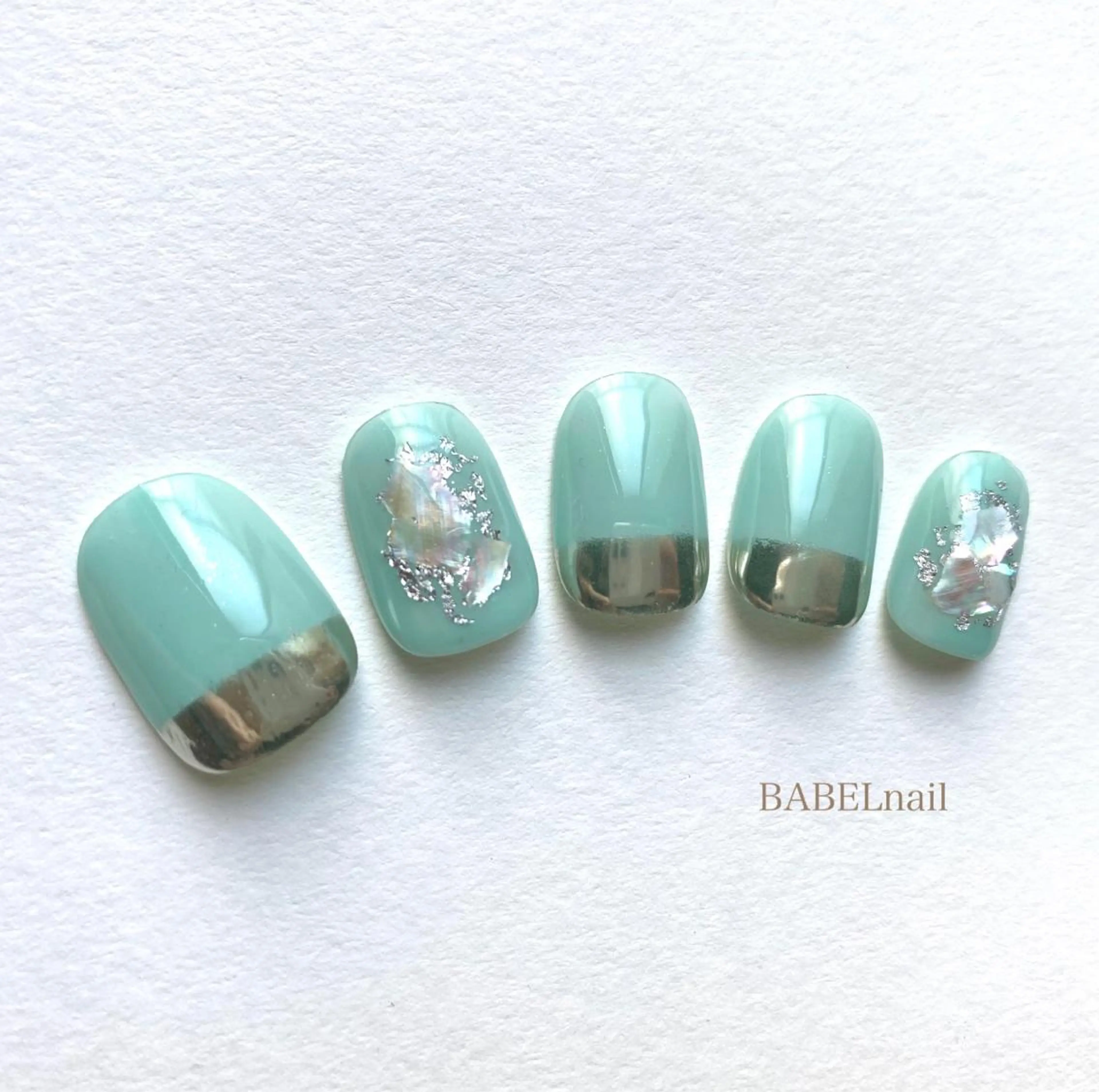 ネイル グリーン ミラーネイル ハンドネイル BABELバベル所属・江戸川橋✨BABEL 【バベル】大人可愛いのネイルデザイン