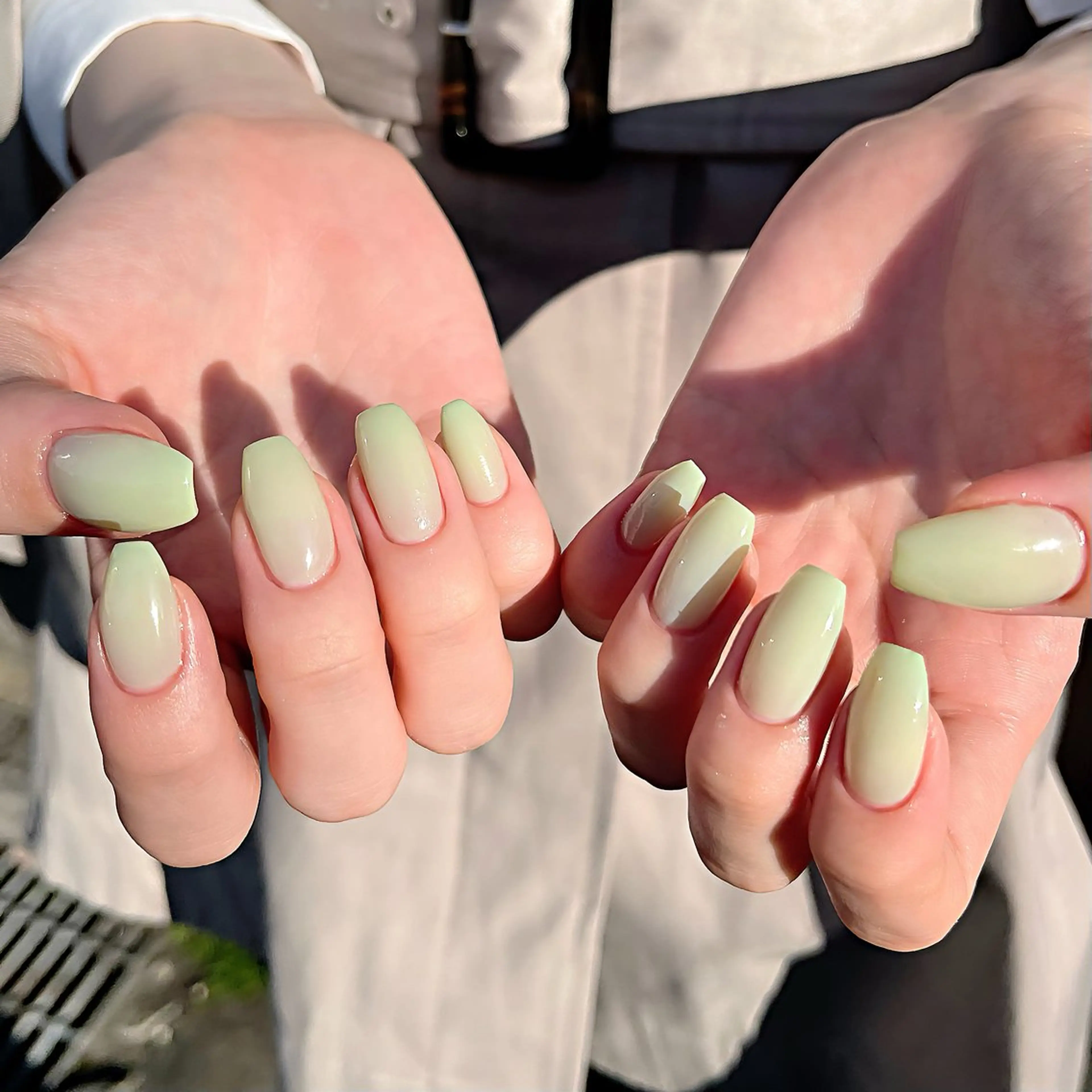 ネイル チークネイル ガーリー グラデーション グリーン オフィスネイル ハンドネイル ハンドケア 🫧OPELIA NAIL渋谷🫧のネイルデザイン