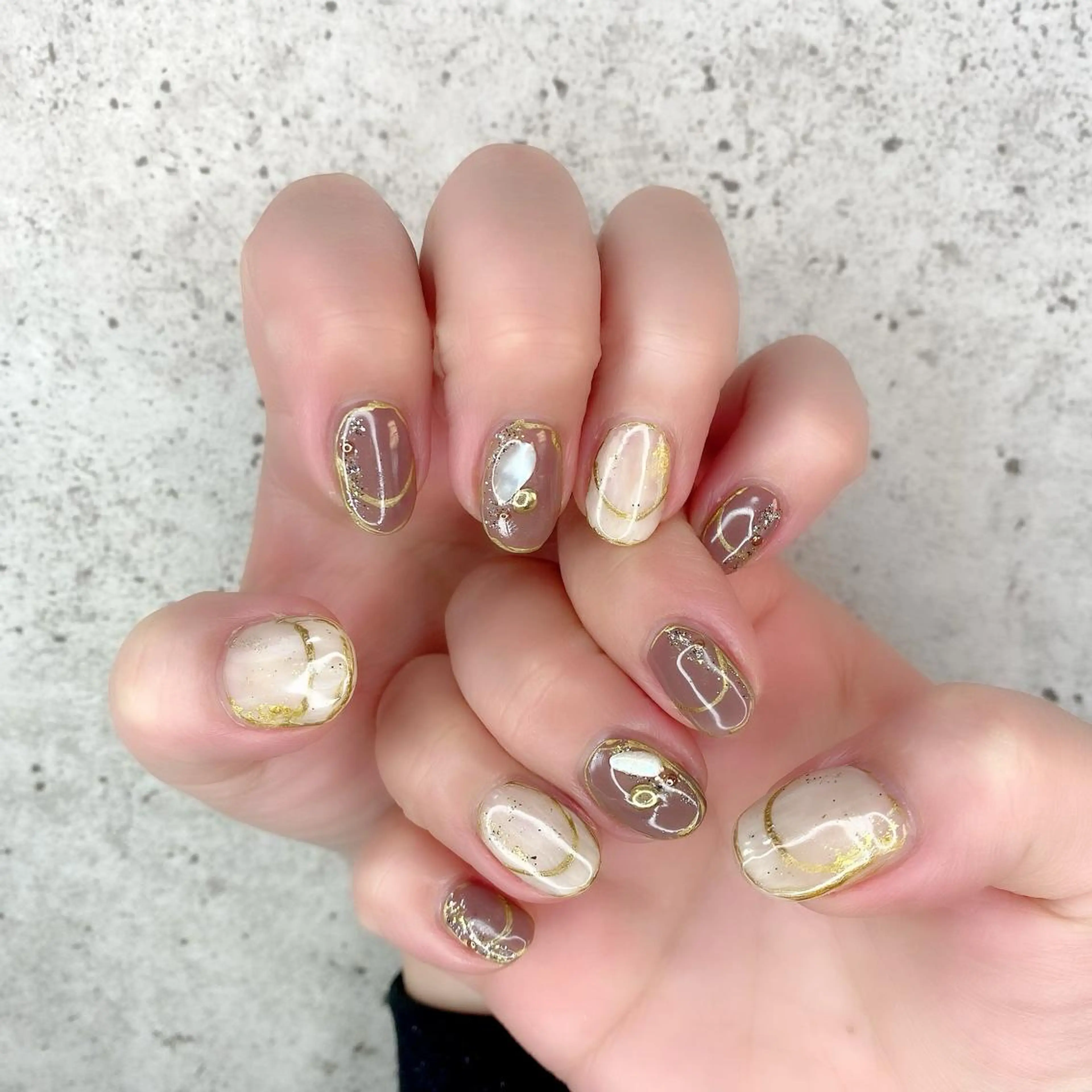 ショート カラー パーマ ヘアアレンジ メンズ キッズ ネイル マツエク・マツパ アイブロウ ブラウンカラー カラーマツエク ショートヘア ブラウン キラキラネイル ハンドネイル Salon Kのネイルデザイン