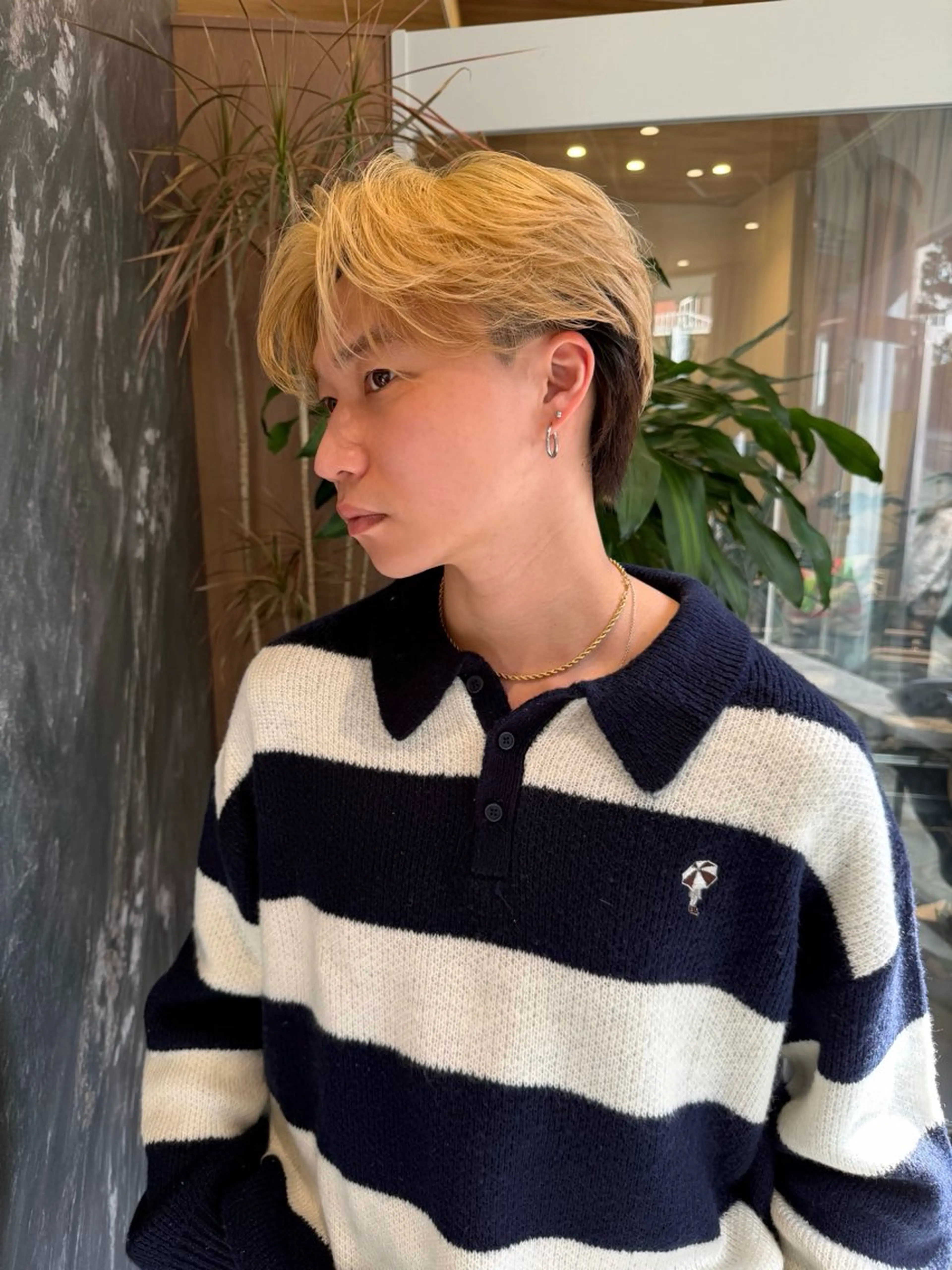 ミディアム カラー メンズ メンズブリーチ センターパート メンズハイトーン ブリーチ ハイトーンカラー カット ヘアカラー トリートメント SALOWIN 原宿 iori所属・🌟原宿指名No.1 センターパート⭐️のヘアスタイル