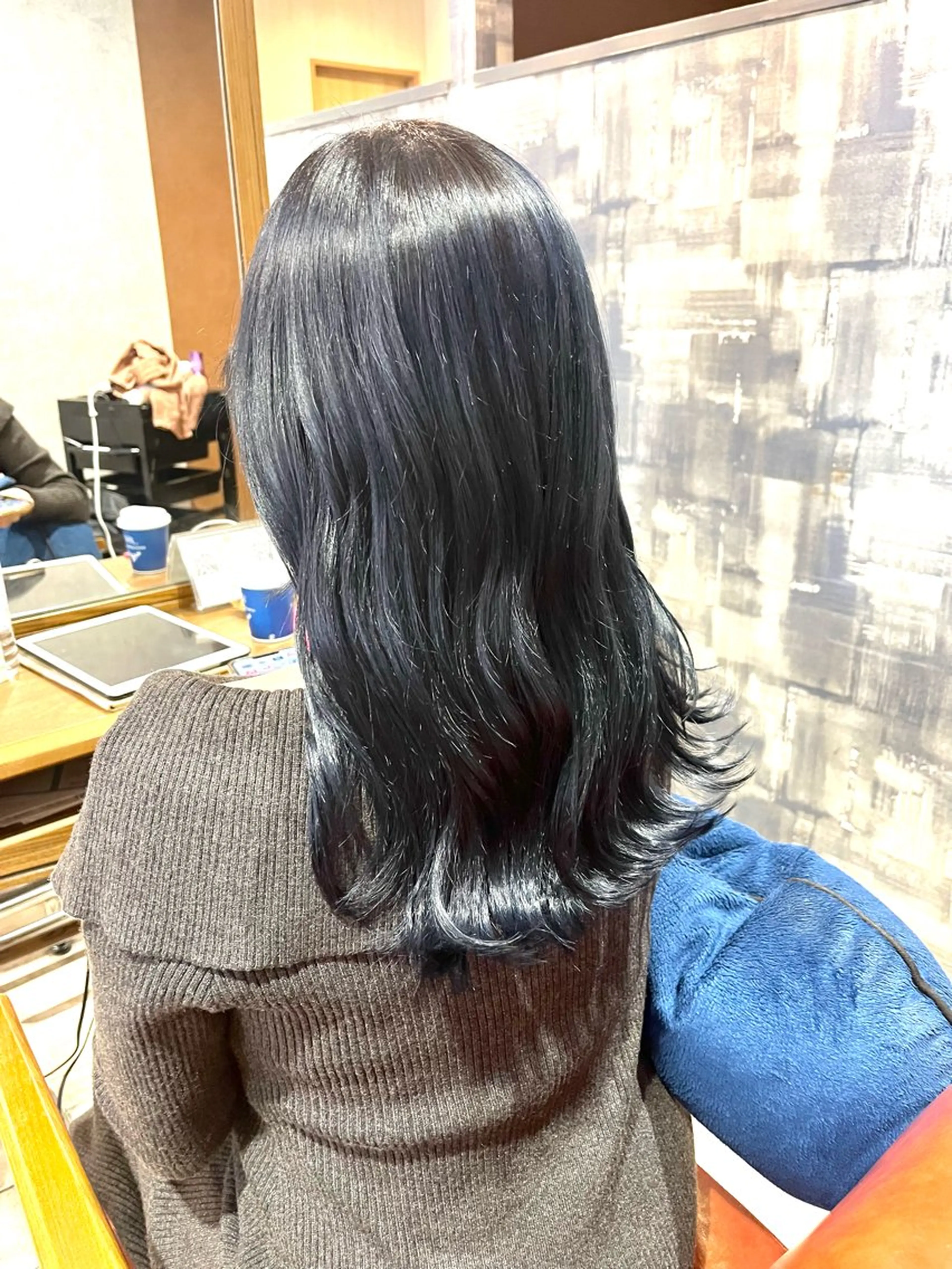 セミロング カラー 黒髪 ブルーカラー ブルーブラック qrop所属・柴田 翔太郎のヘアスタイル