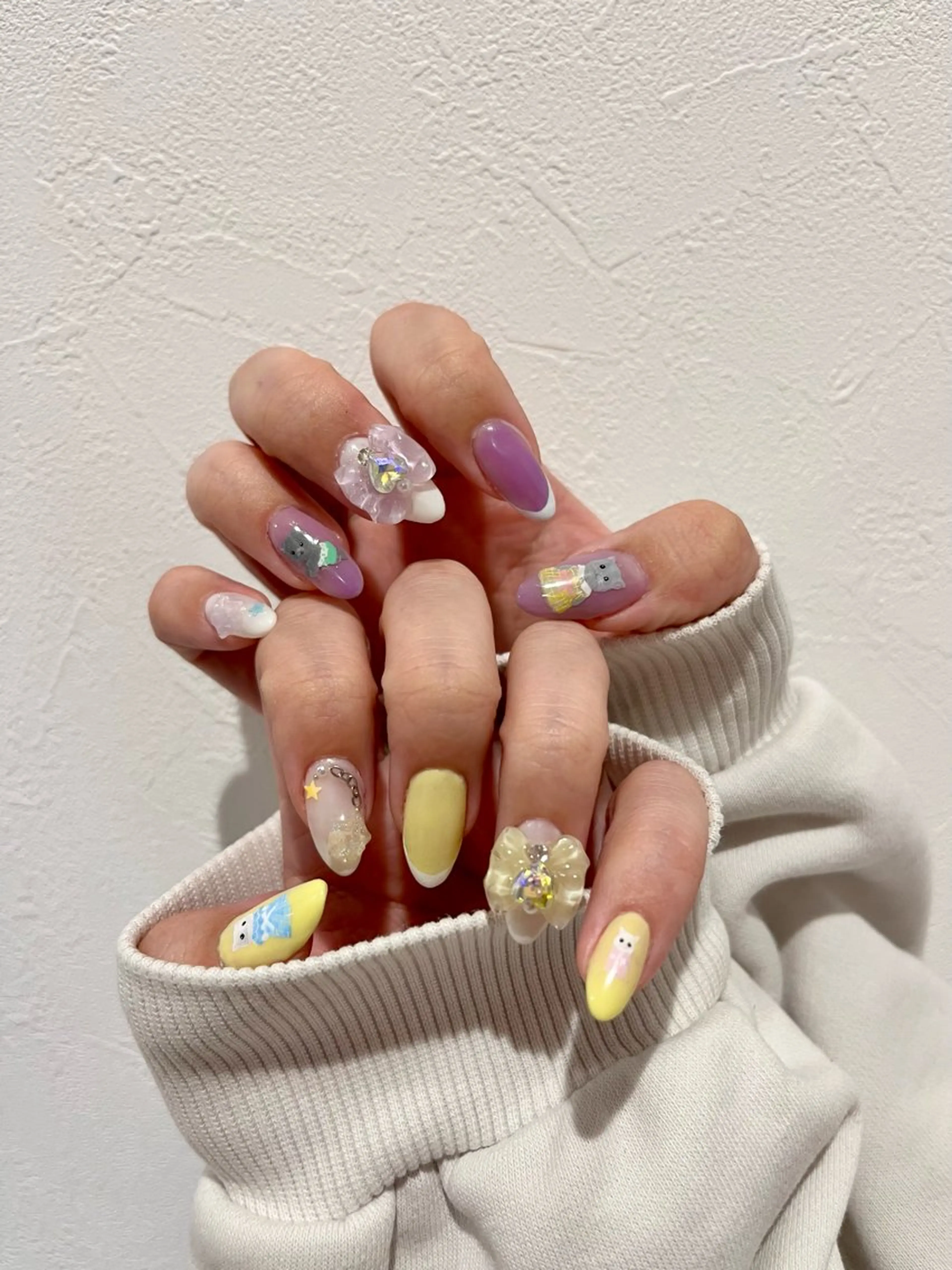 デザインネイル(アート2本+パーツ4本)の写真