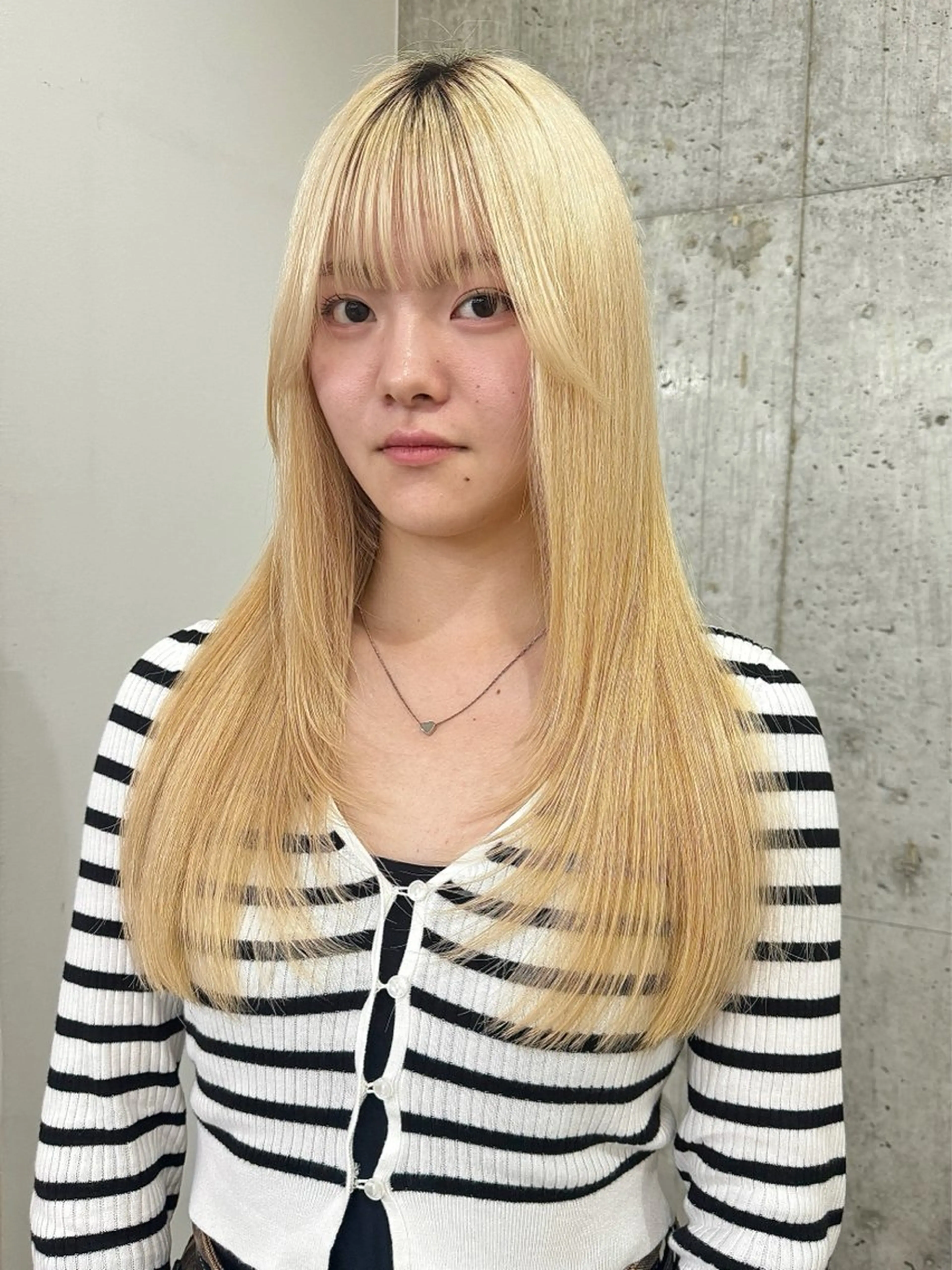 ロング レイヤーカット 切りっぱなしボブ/ ブリーチカラー/大塚のヘアスタイル