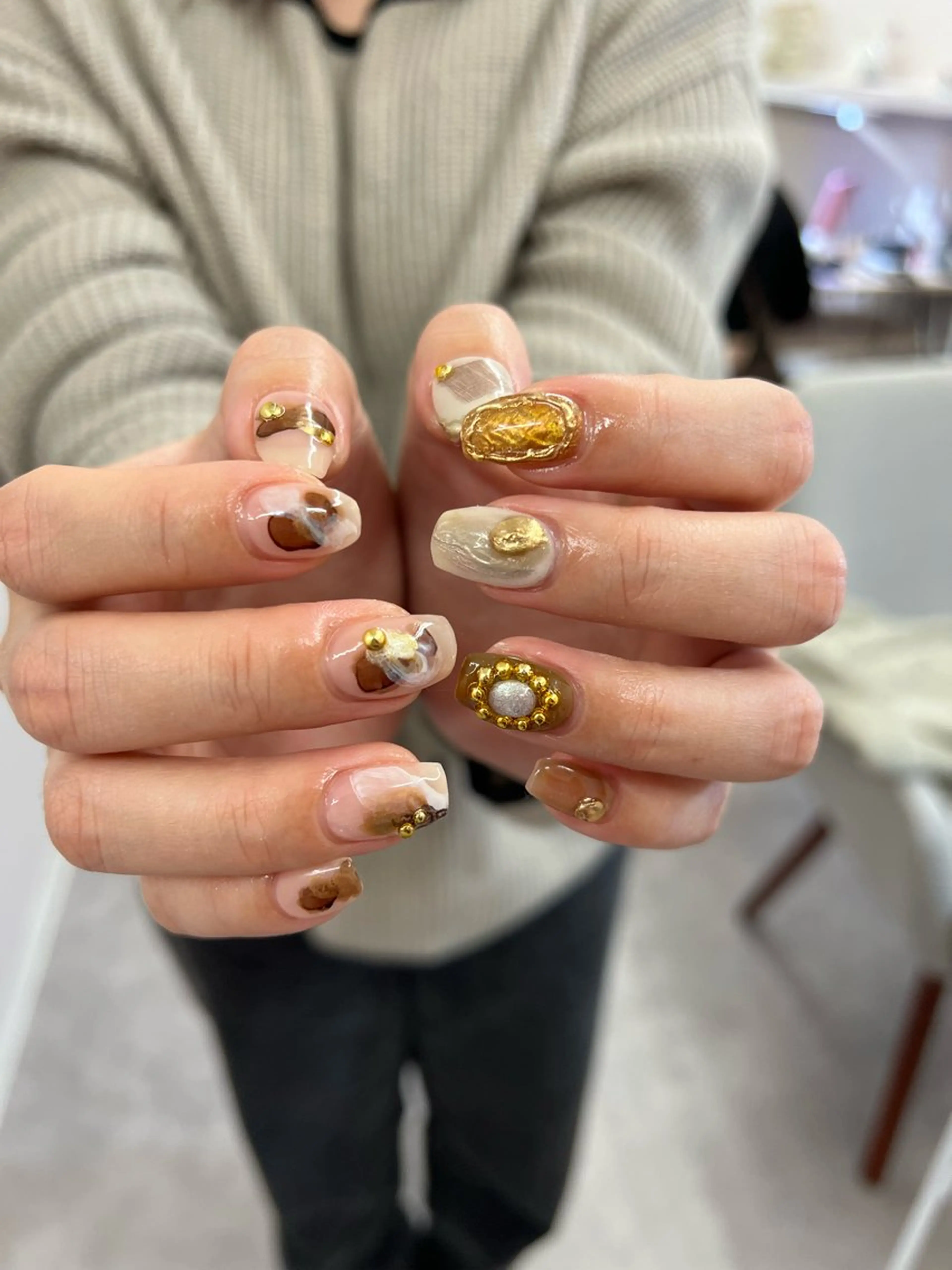 ネイル ブラウン ジェルネイル ゴールド マグネットネイル ニュアンスネイル ハンドネイル ハンドケア Bana_ Nailのネイルデザイン