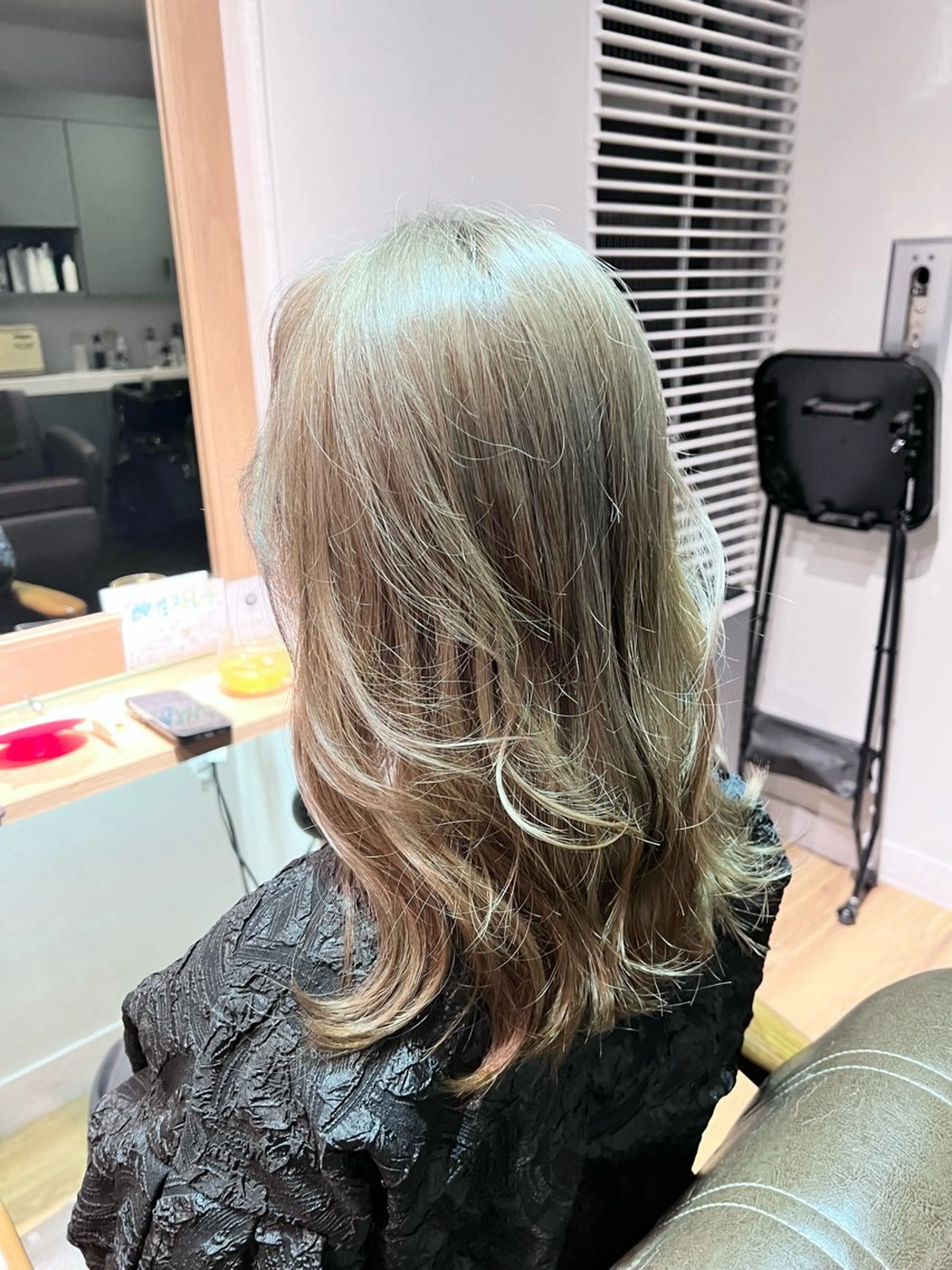 ロング カラー ベージュカラー ホワイトベージュ ヘアカラー トリートメント ツキダテ ユイのヘアスタイル