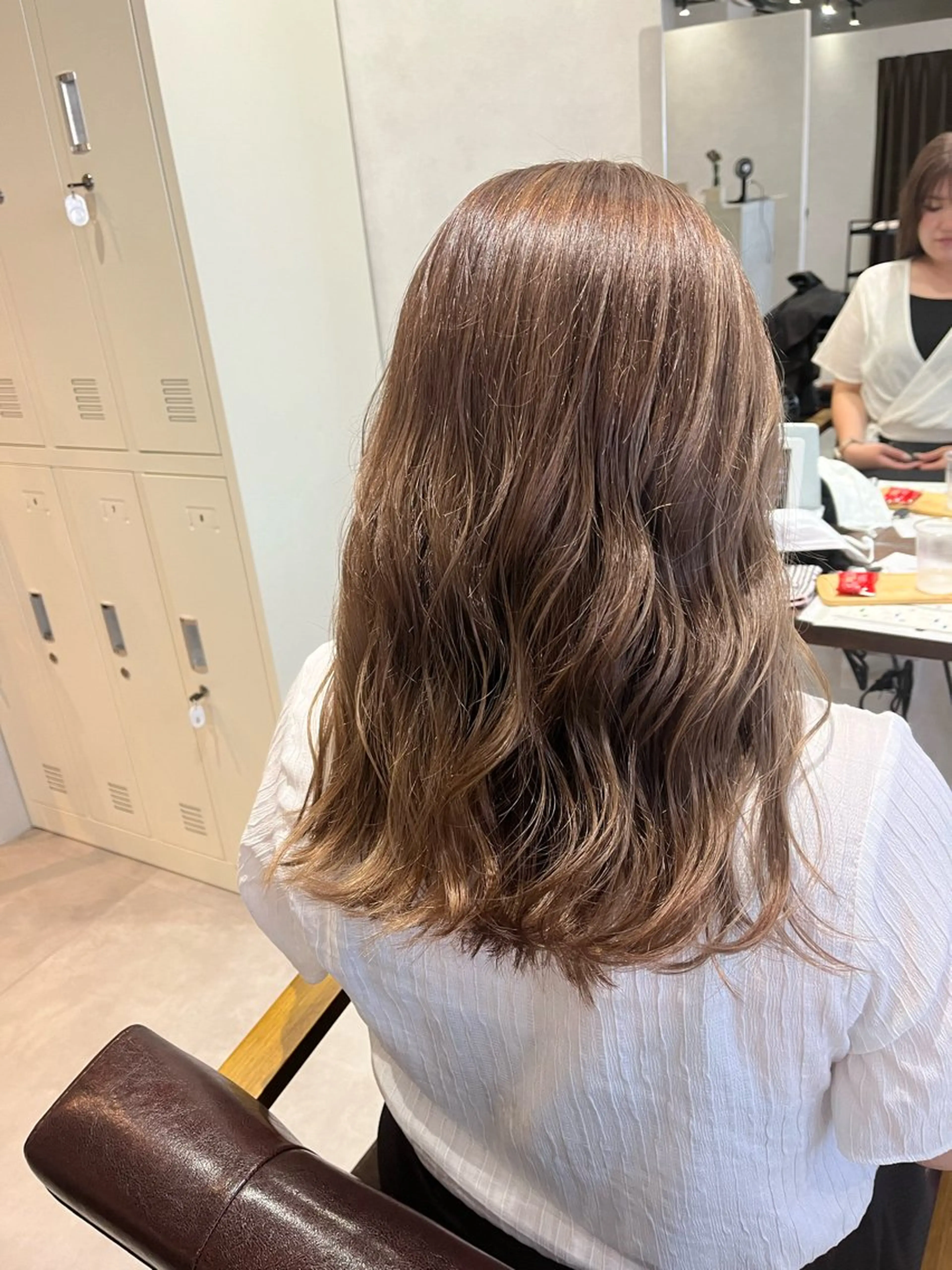 カラー ベージュカラー ブリーチ ミルクティーベージュ 佐藤 香苗のヘアスタイル