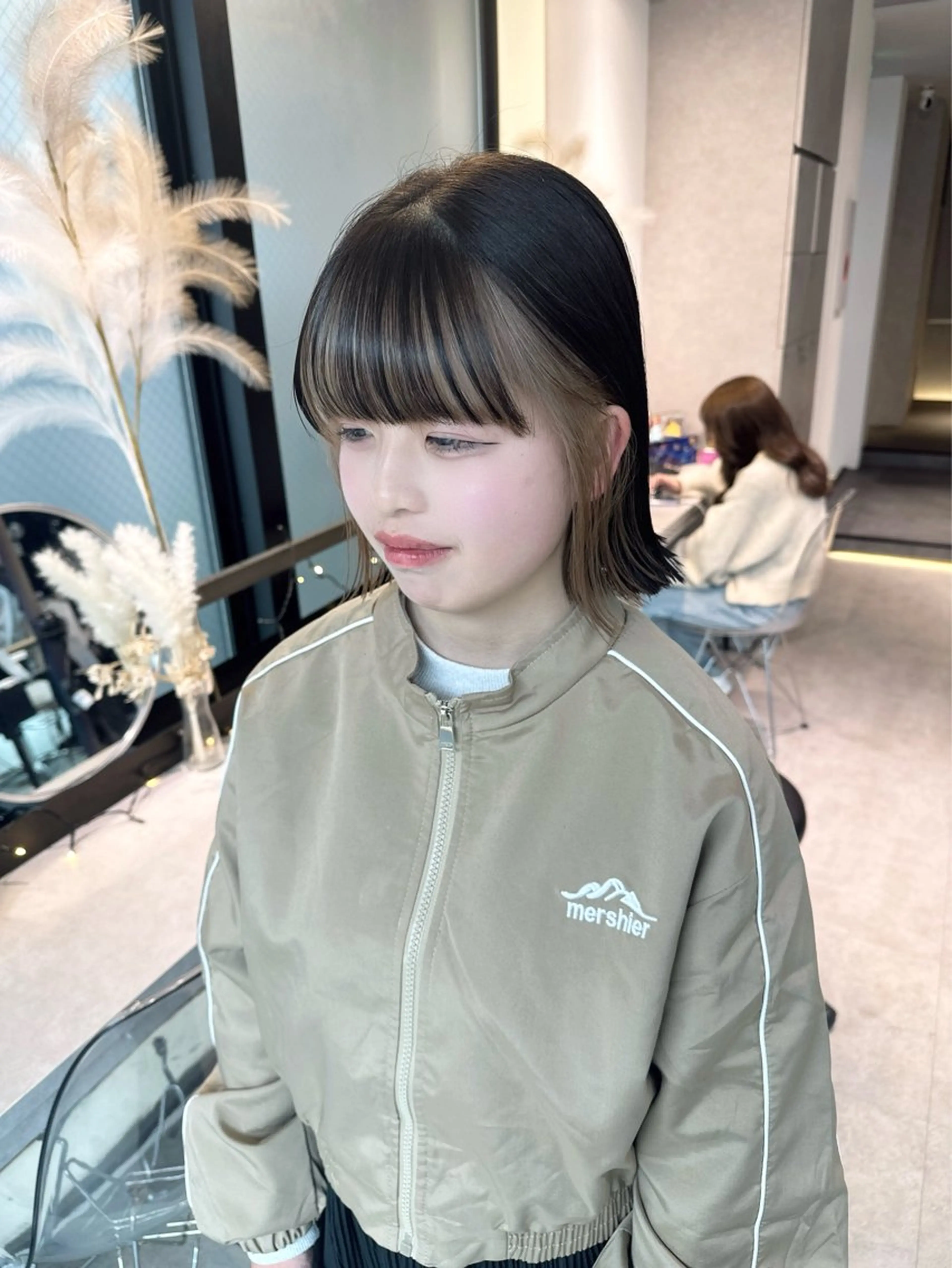 ミディアム カラー ミストバング ベージュカラー ブリーチ  フェイスフレーミング GO TODAY SHARE SALON 原宿本店所属・ブリーチ/ハイトーン 艶カラー/ユリナのヘアスタイル