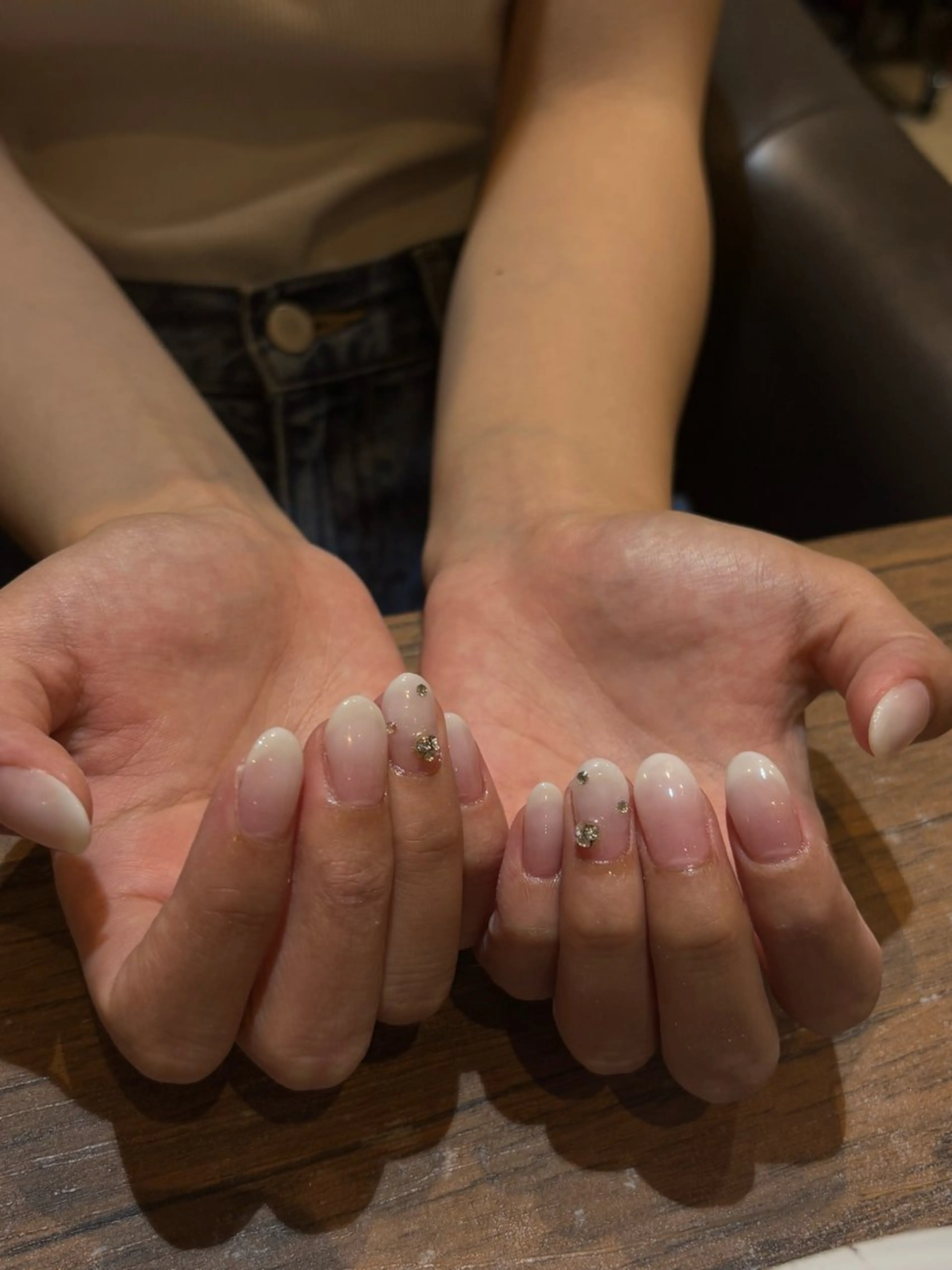 ハンド白グラデーションネイル(オフあり)の写真