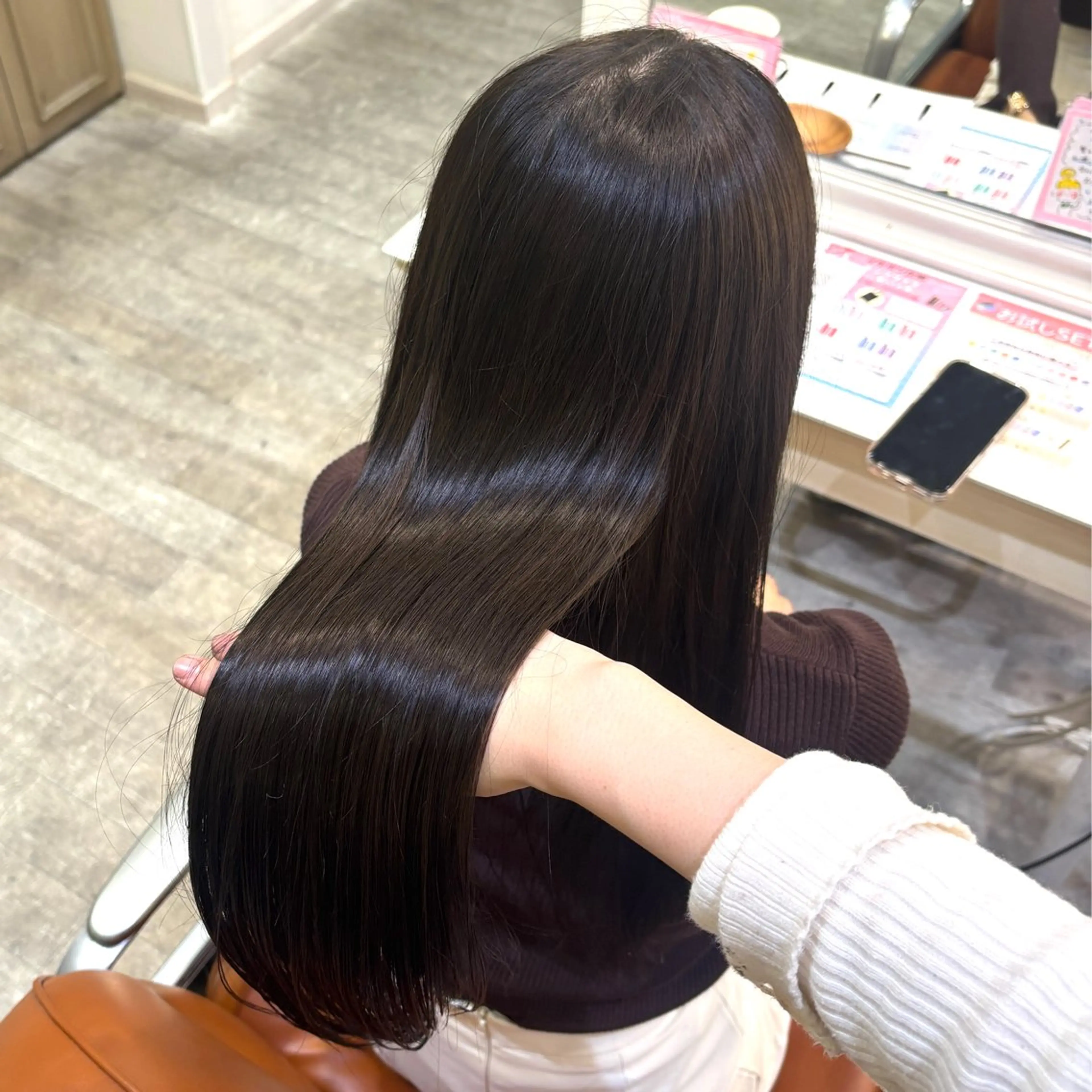 暗くしたいけどカラーは続けたい👩‍🦳そんな方におすすめ フェイクブラックカラー🖤＋簡単トリートメント付き🧴の写真