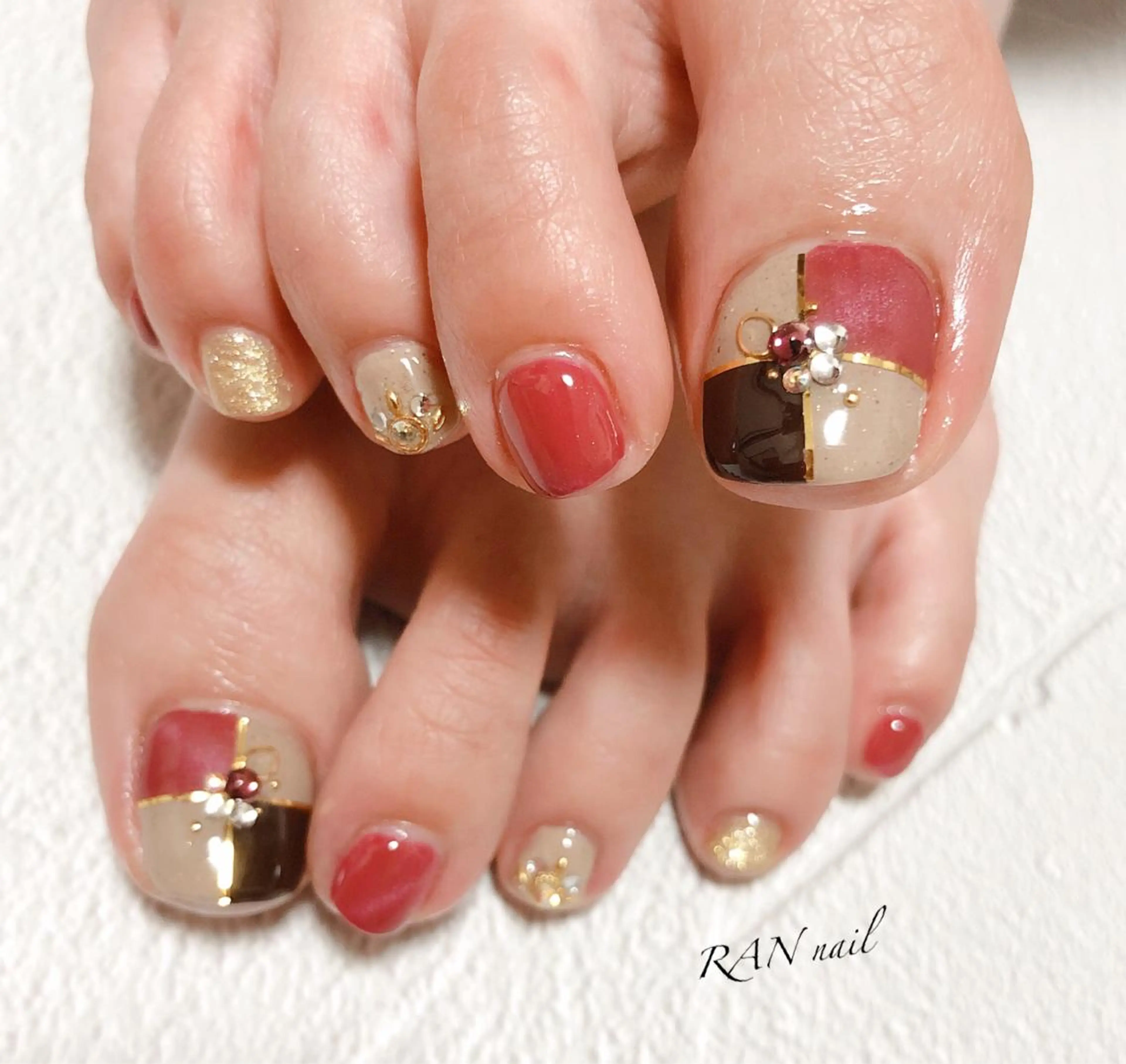 ネイル ブラウン フットネイル オフィスネイル 赤色 春ネイル ハンドネイル フットネイル RAN nail 〜ランネイル〜所属・RAN nailのネイルデザイン