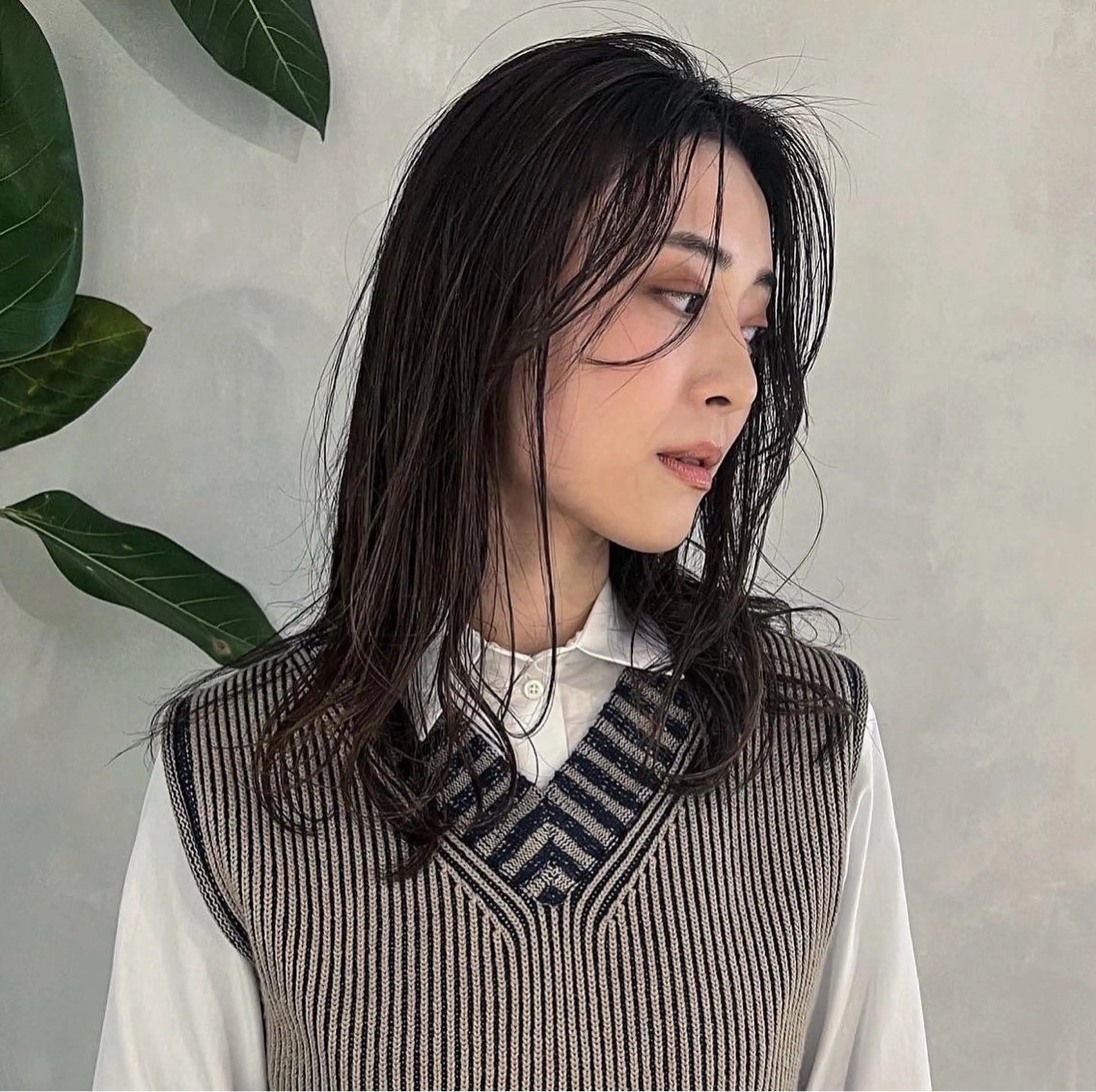 ミディアム 切りっぱなしボブ ワンレンボブ ボブ 外ハネヘア カット ヘアカラー パーマ トリートメント foto所属・𝐁𝐋𝐔𝐄𝐓 /代表 / 荒井史行のヘアスタイル