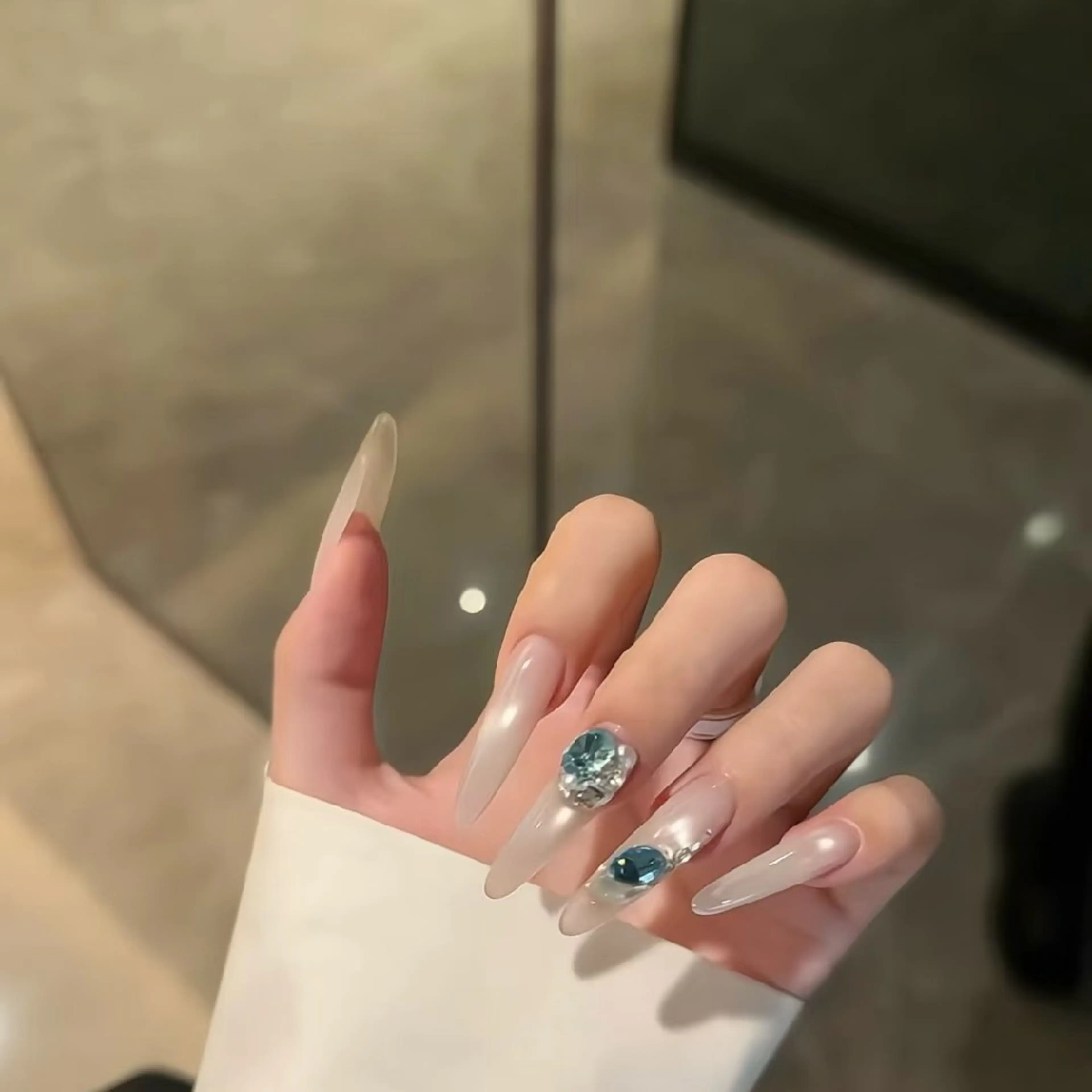 シンプルデザイン+チップ長さ出し+つけ放題の写真