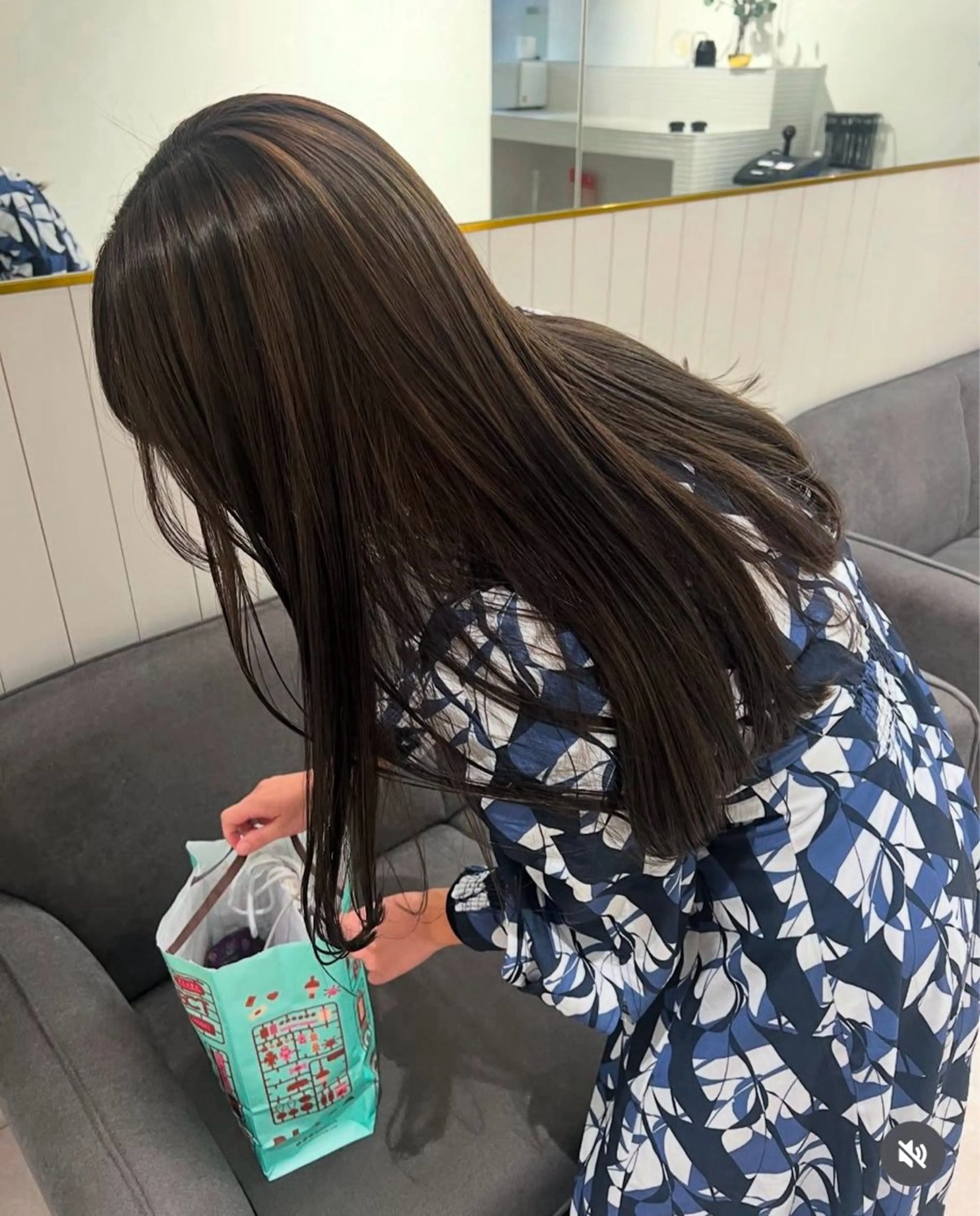 ロング カラー ヘアアレンジ ベージュカラー ブルーカラー 暗髪カラー🫐パーマ おくだりんかのヘアスタイル