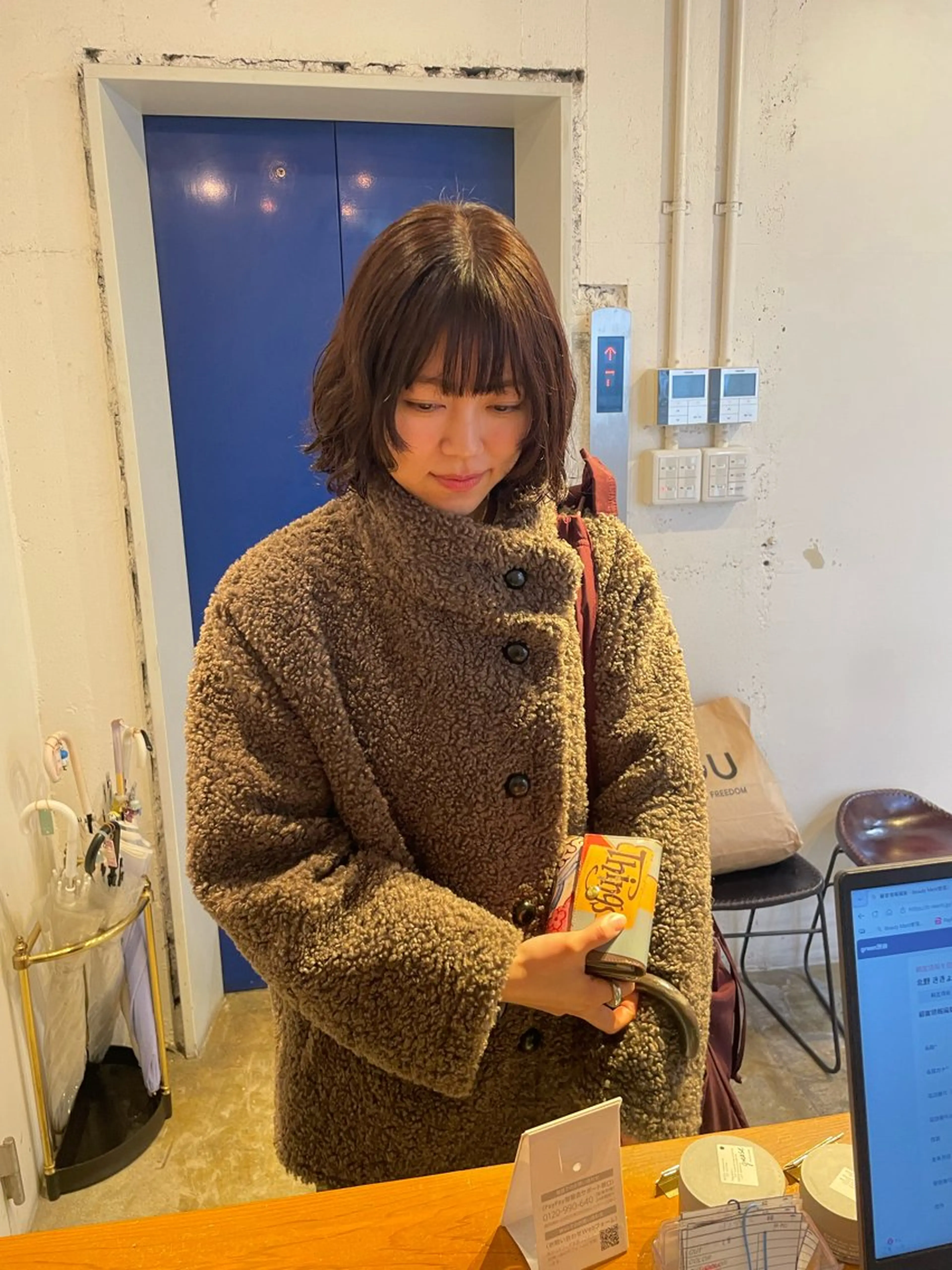 ショート カラー パーマ ボブ 顔まわりレイヤー レイヤーカット カット ヘアカラー パーマ トリートメント MIOベージュカラー 柔らかいカラーのヘアスタイル