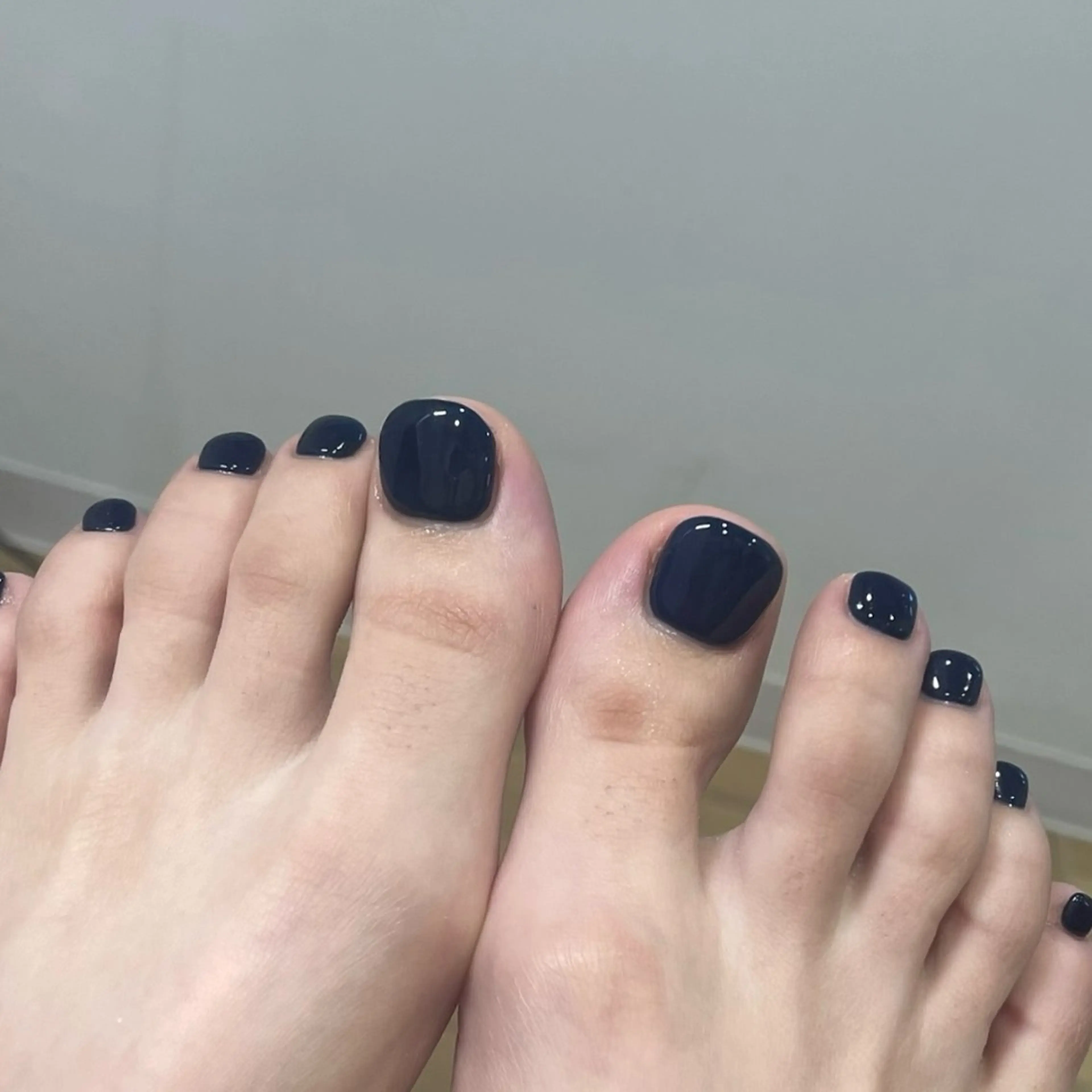 ネイル フットネイル 𝑟𝑖𝑠𝑎 🕯‎🤍のネイルデザイン