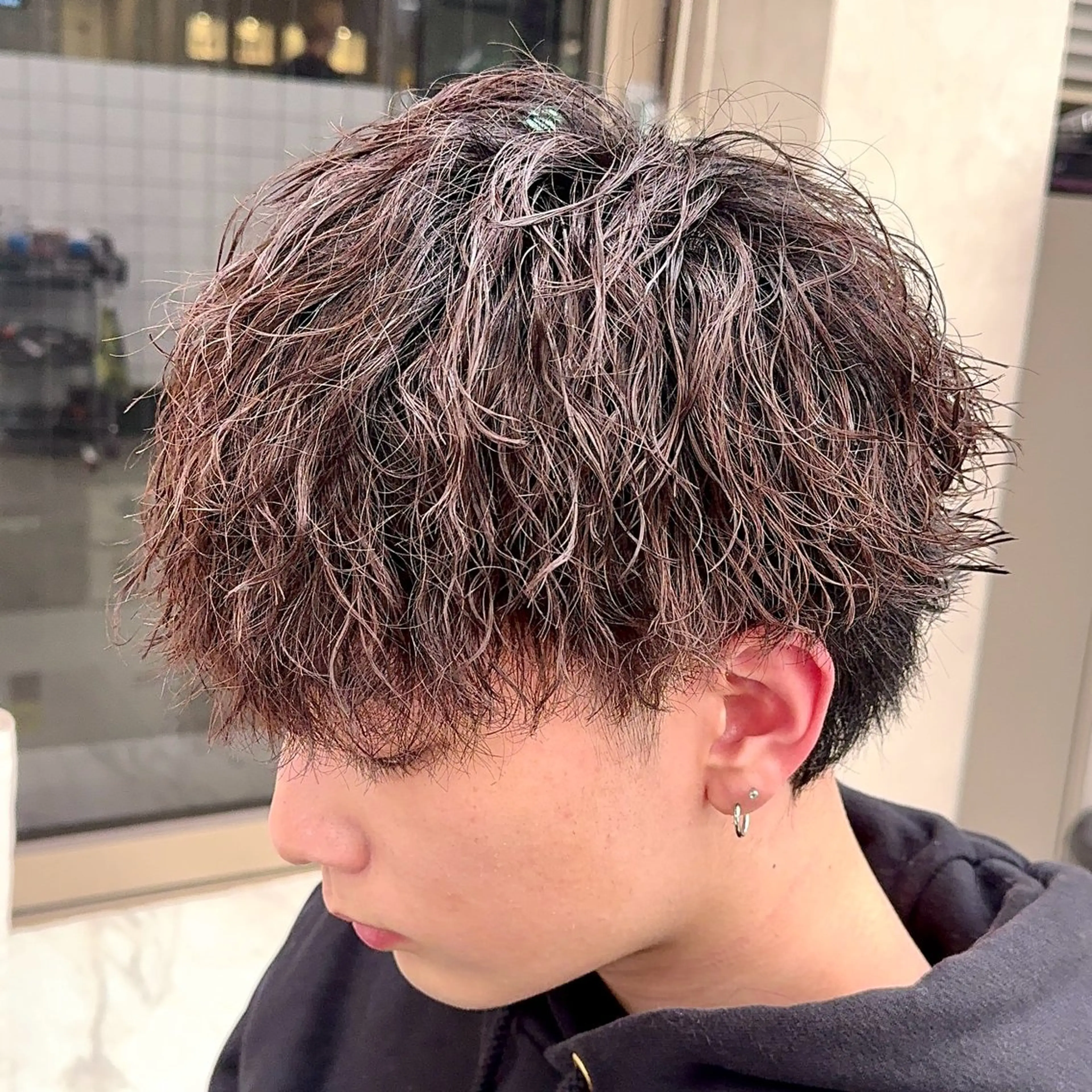 ミディアム パーマ ヘアアレンジ メンズ ミディアムパーマ メンズパーマ 波巻きパーマ メンズウルフカット ウルフカット 顔まわりカット の達人のヘアスタイル
