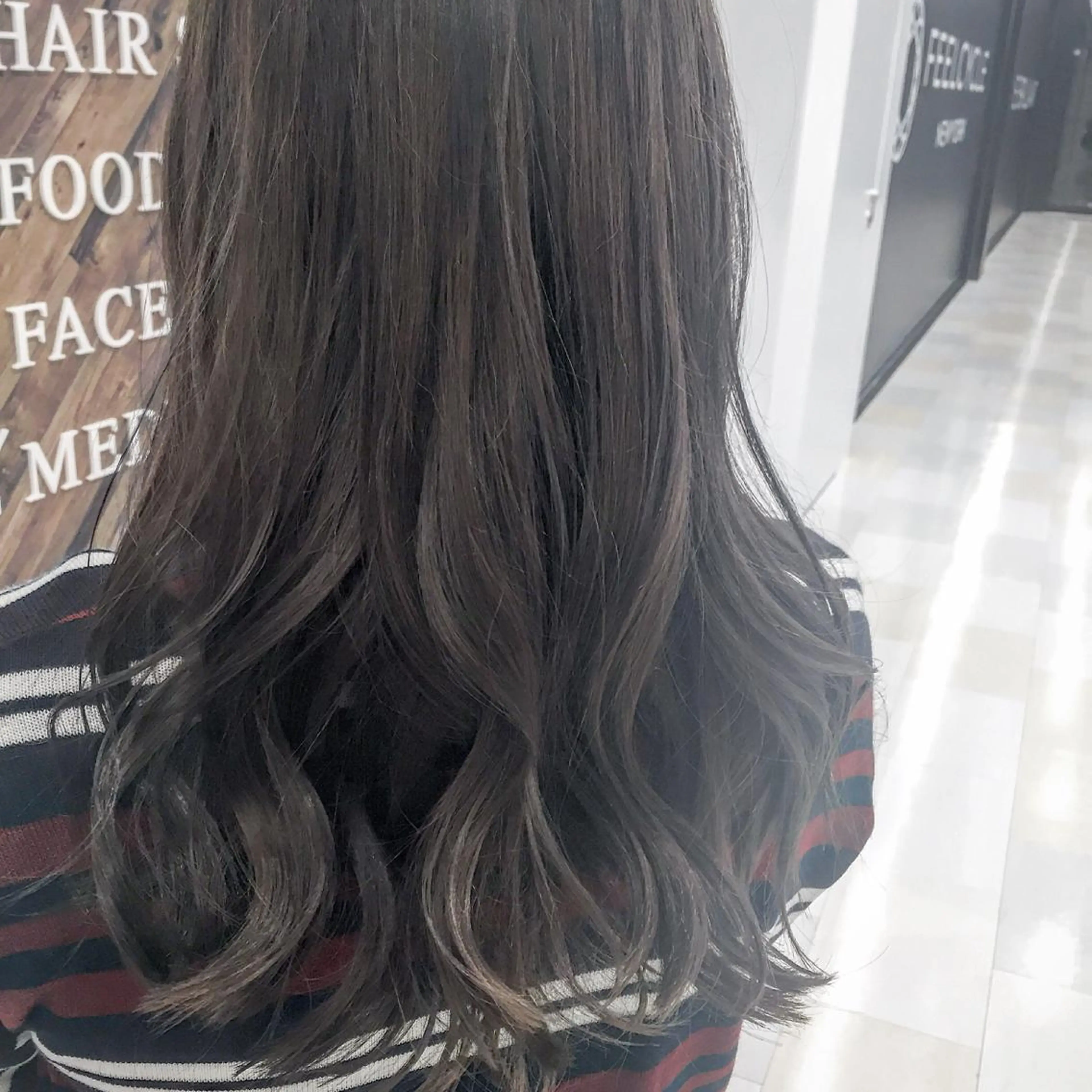 ミディアム セミロング ロング カラー グレージュ ロング 透明感♡︎♡︎ 佐々木早苗のヘアスタイル