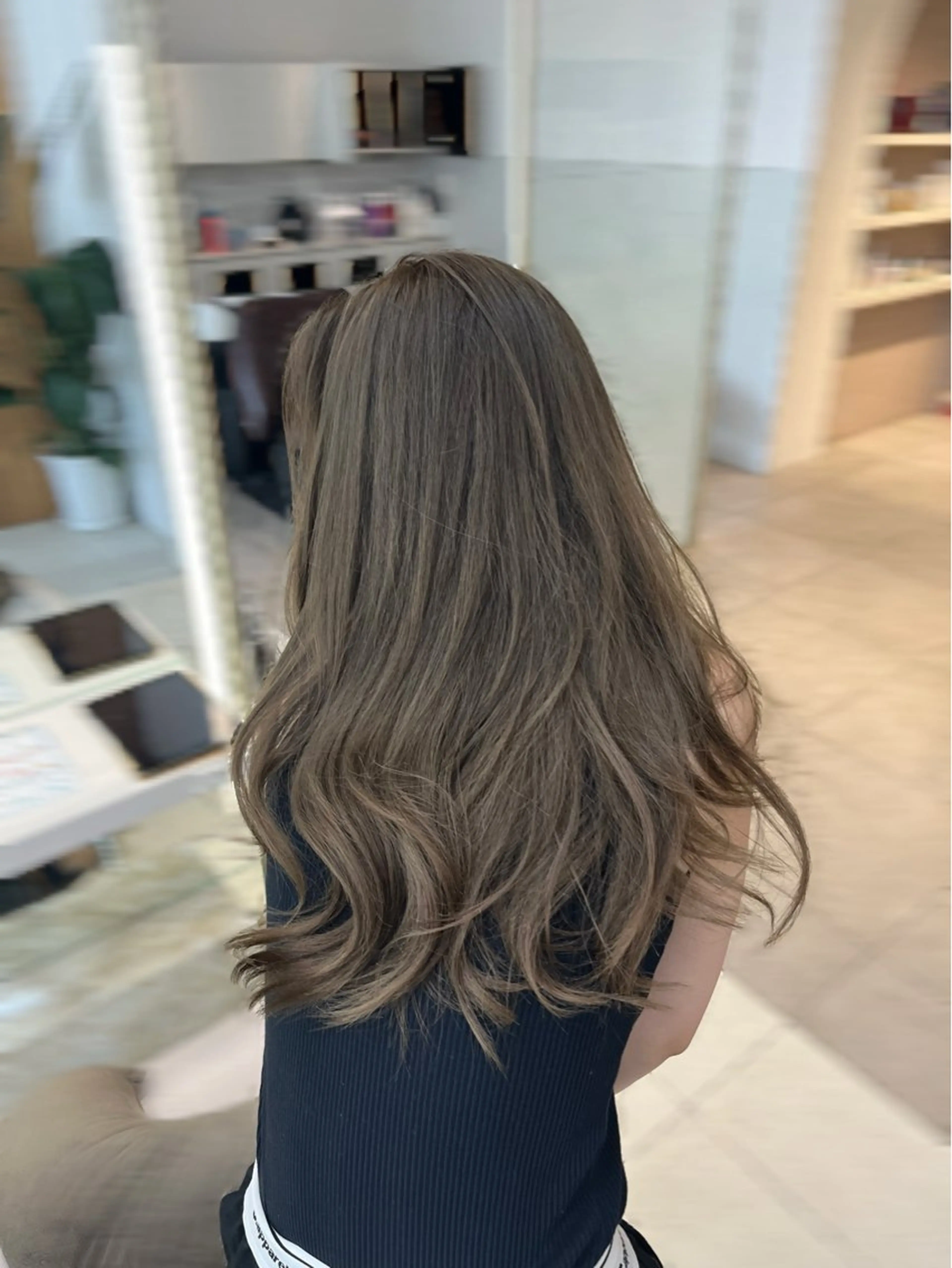 ロング カラー 似合わせレイヤー 透明感カラーのヘアスタイル