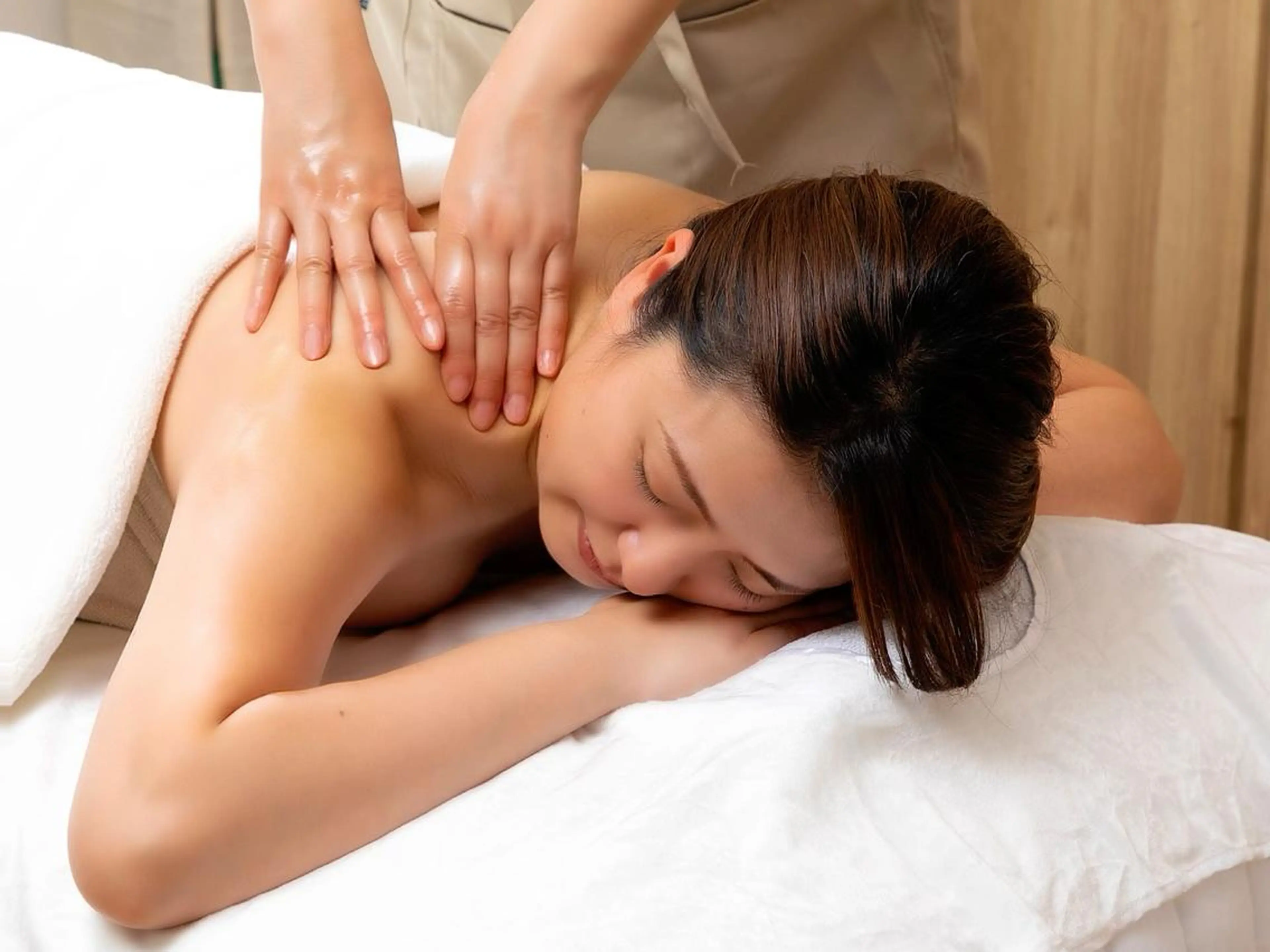 【ボディ】贅沢ホットストーン付き❗️全身CBDアロマトリートメント120分🌸フットバス＆ヘッド付き♪最高級精油を使用✨の写真