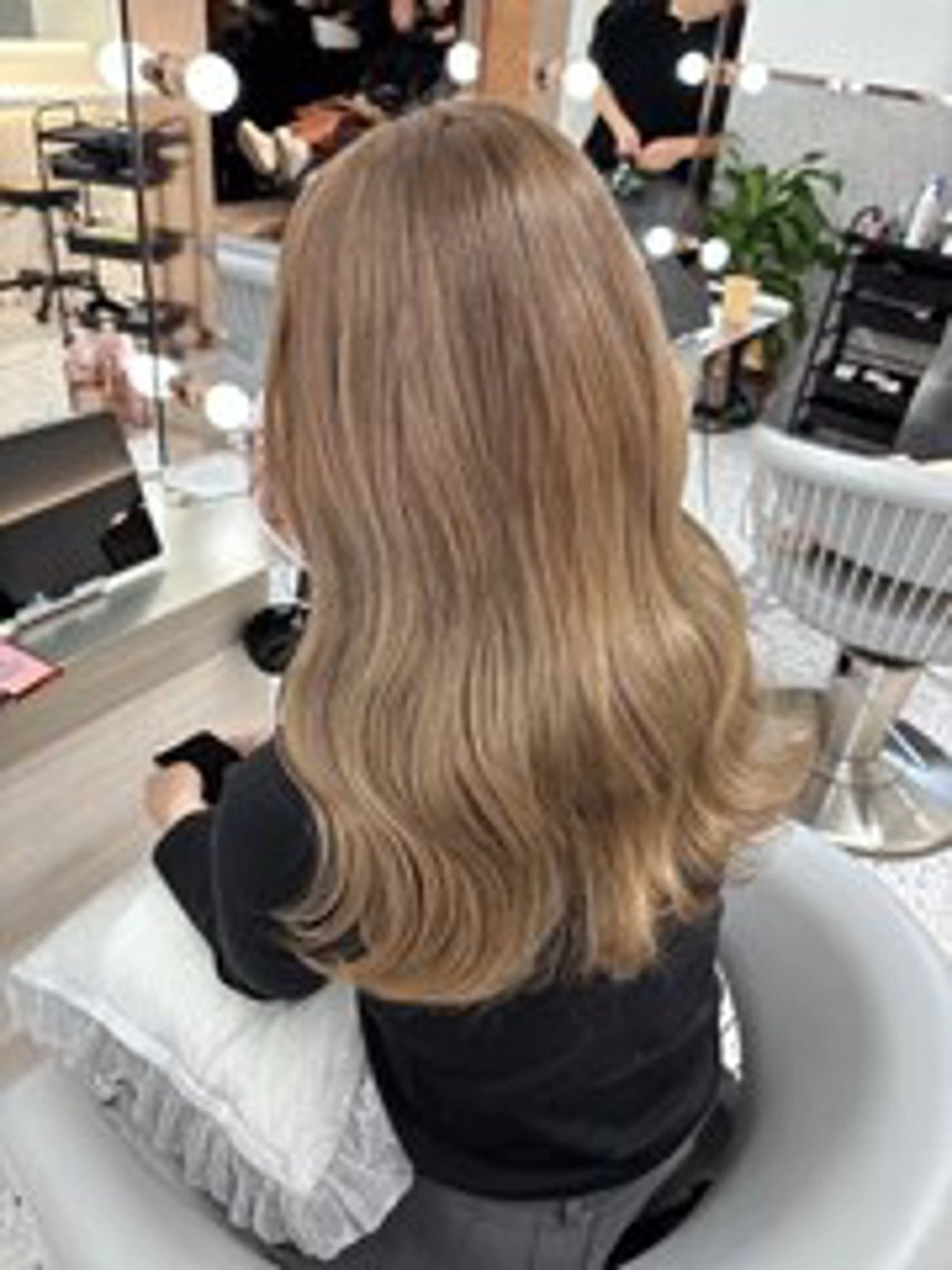 カラー セミロング カット Lond Roleのヘアスタイル