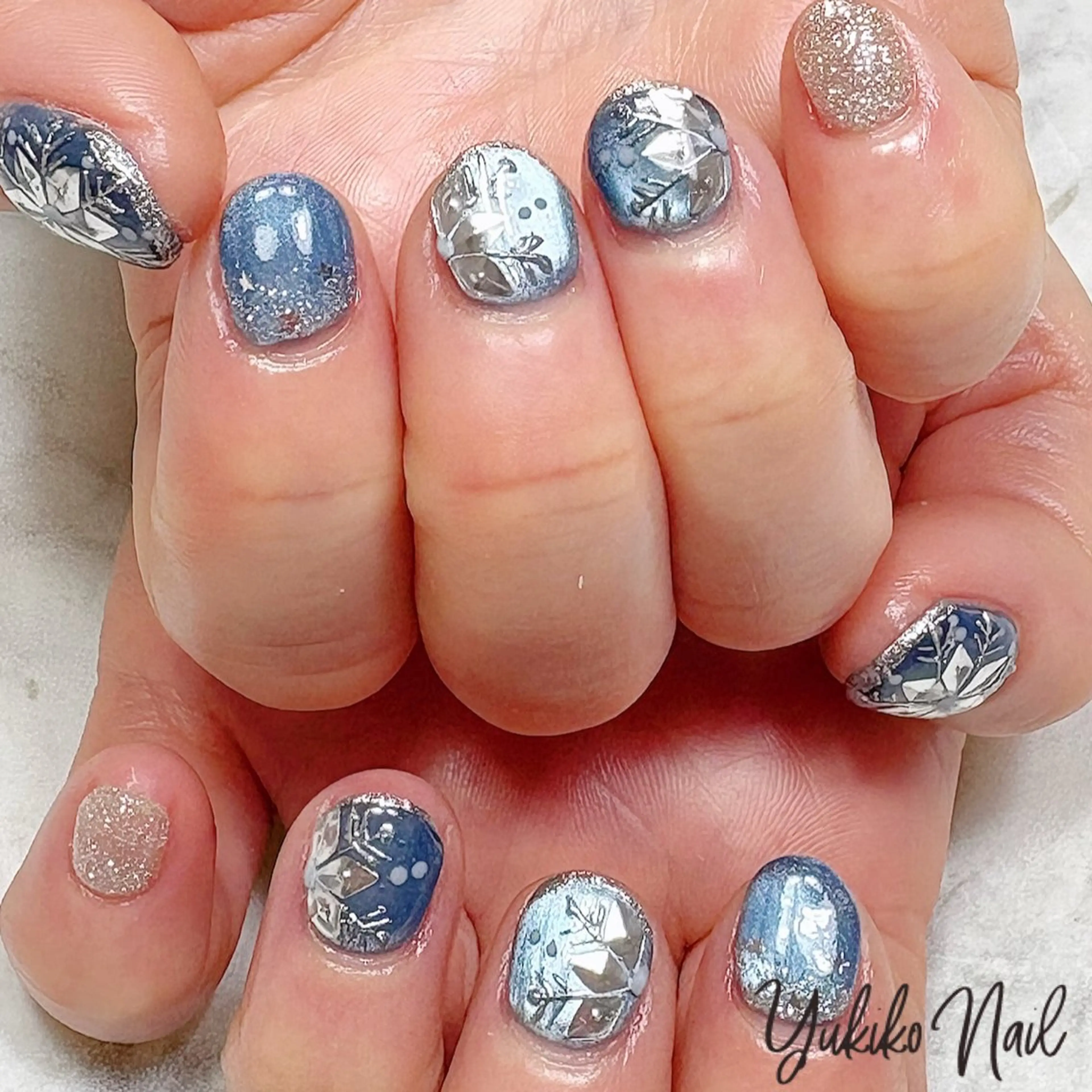 ネイル ホログラムネイル キラキラネイル 冬ネイル ハンドネイル ユキコ ネイルのネイルデザイン