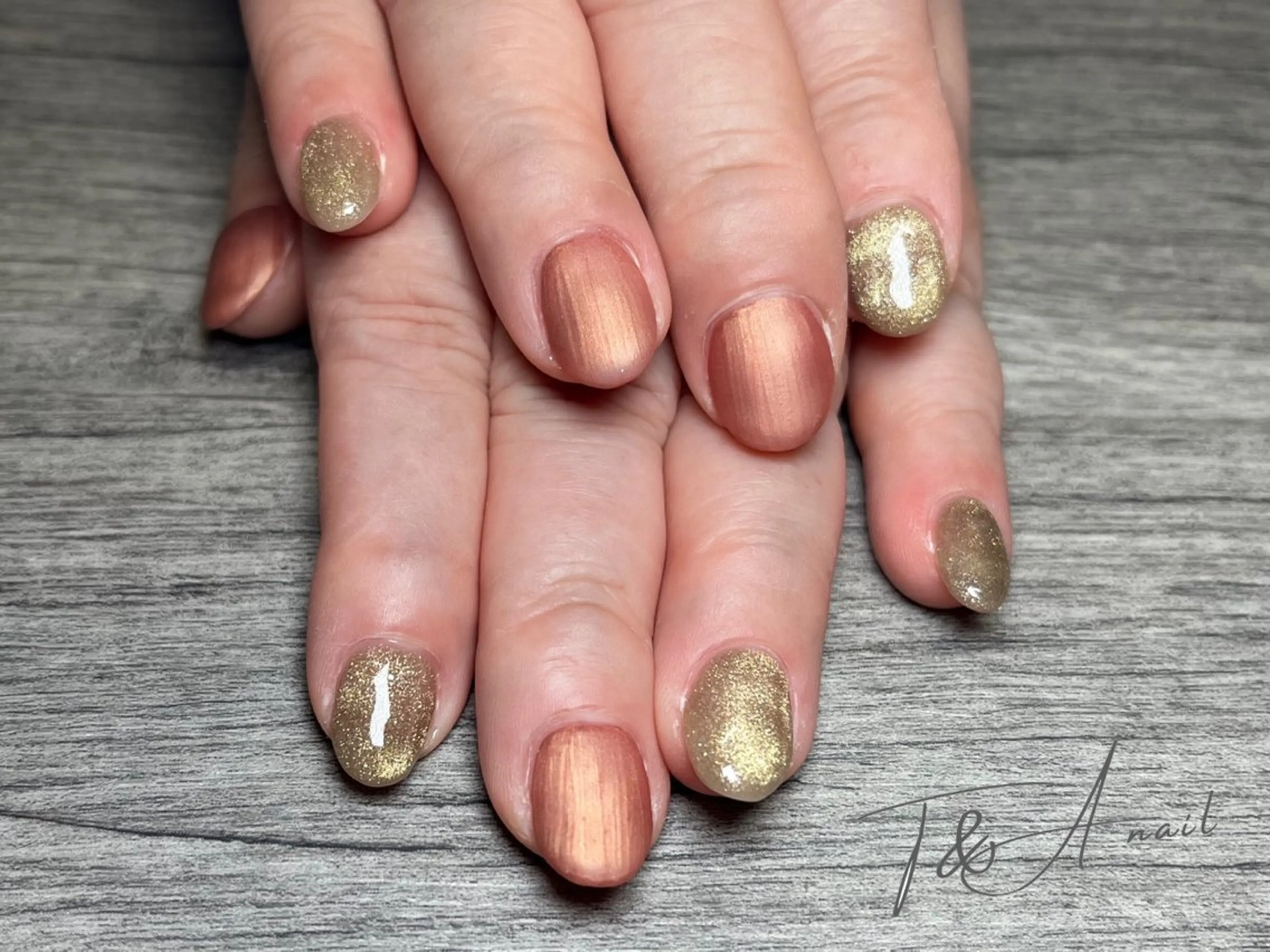 ネイル ジェルネイル ゴールド ゴージャス ラメ(グリッター) マグネットネイル ハンドネイル T&A nailのネイルデザイン