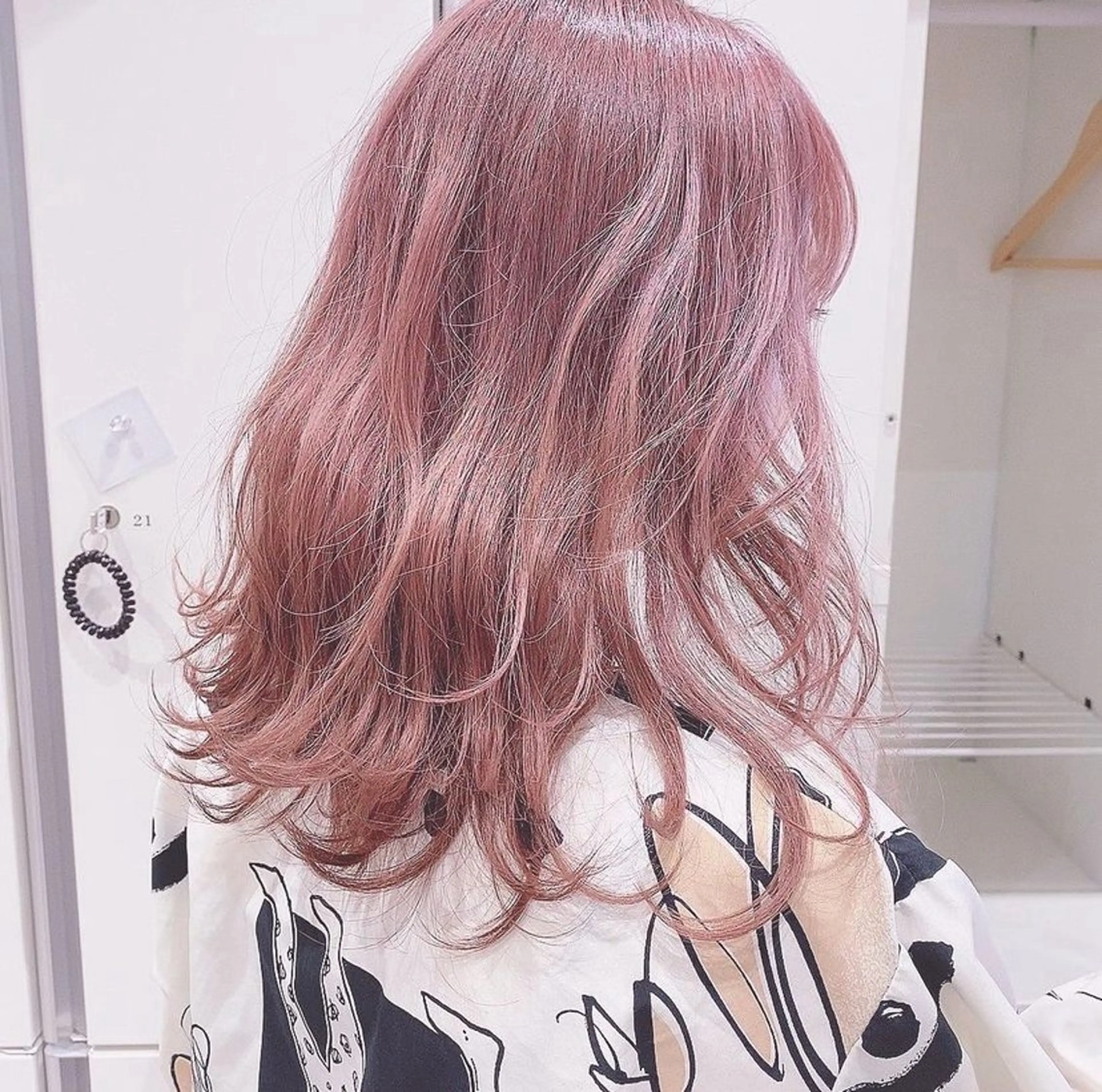 セミロング カラー ヘアアレンジ ベージュカラー ブロンド ハイトーンカラー ピンクカラー ピンクベージュ ROMMY所属・似合わせヘア 💇🏻‍♀/マリアのヘアスタイル