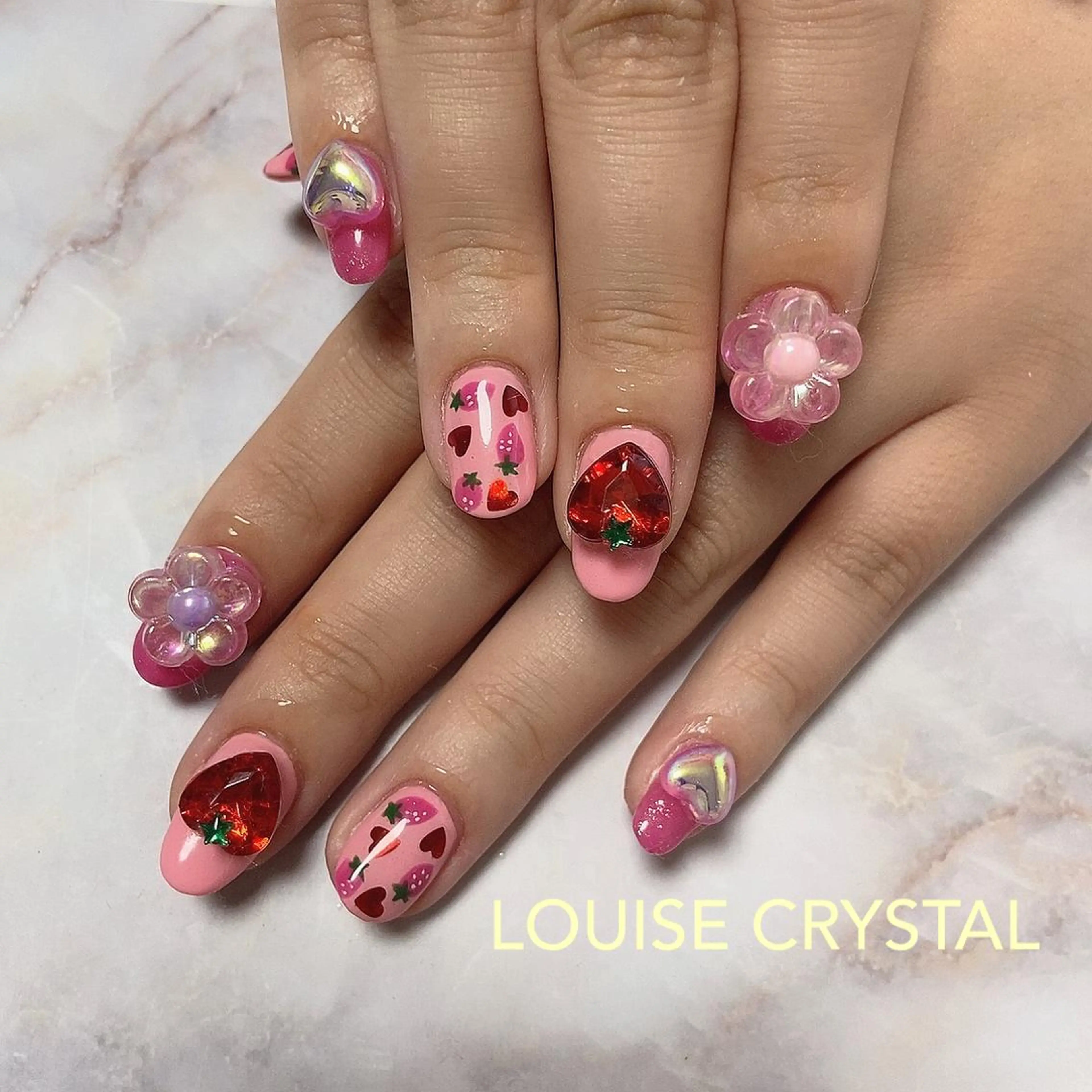 ネイル ハンドネイル LOUISE CRYSTALのネイルデザイン