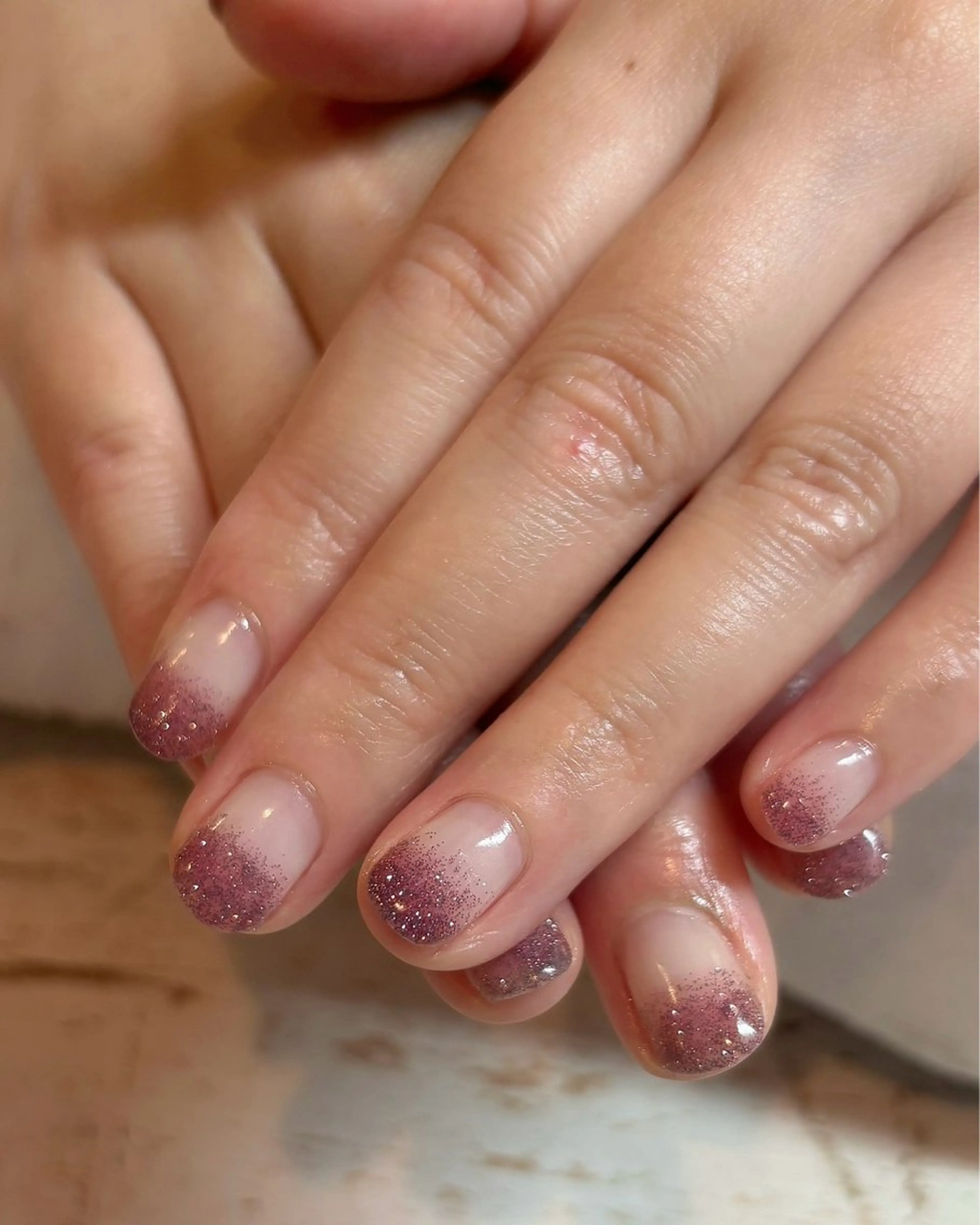 ネイル グラデーション ラメ(グリッター) ラメグラデーション 人見 菜巴（ネイリスト）のネイルデザイン