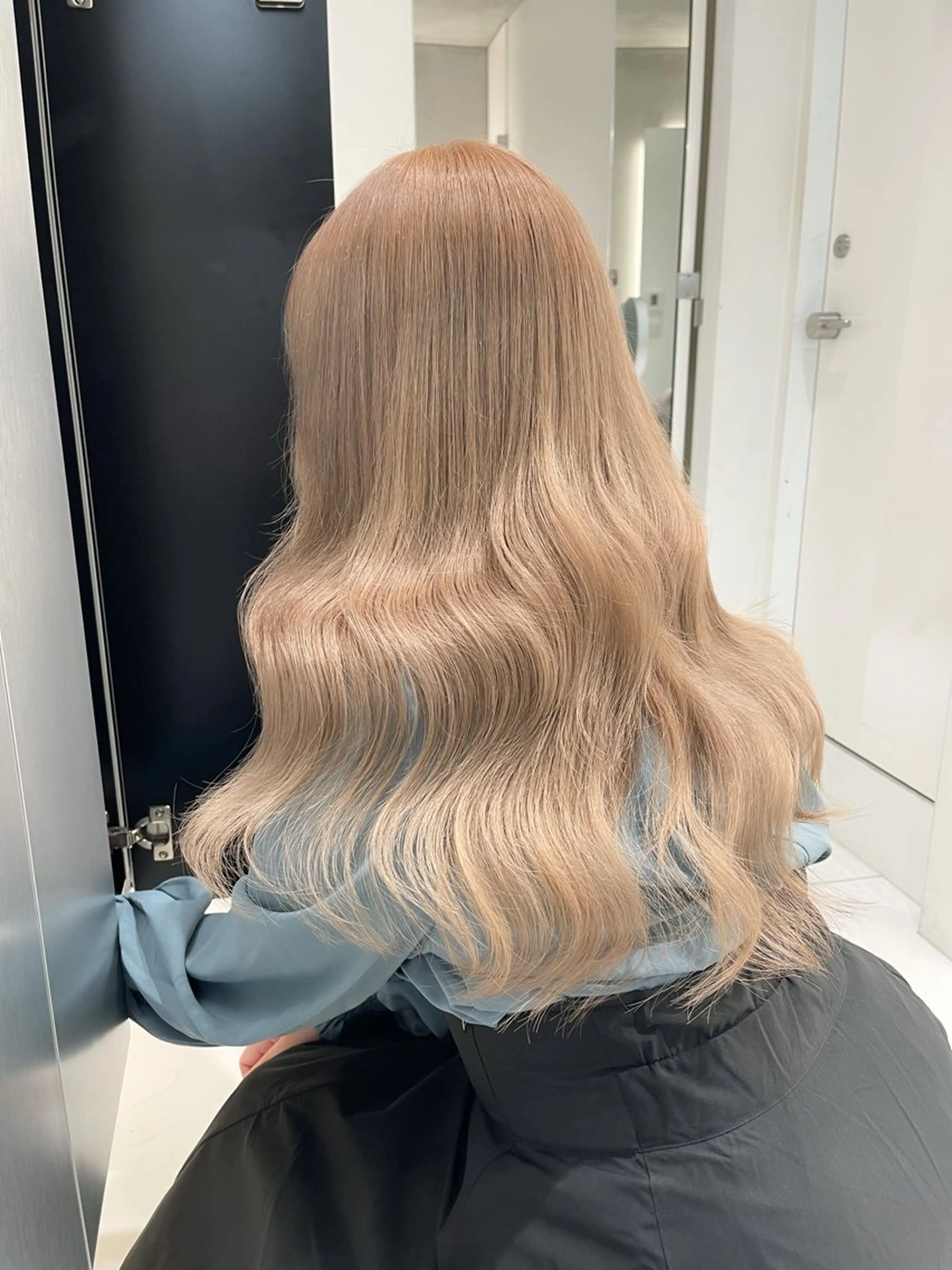 ロング カラー ベージュカラー ダブルカラー ミルクティーベージュ カット ヘアカラー トリートメント トリートメント /カラー/NAOKIのヘアスタイル