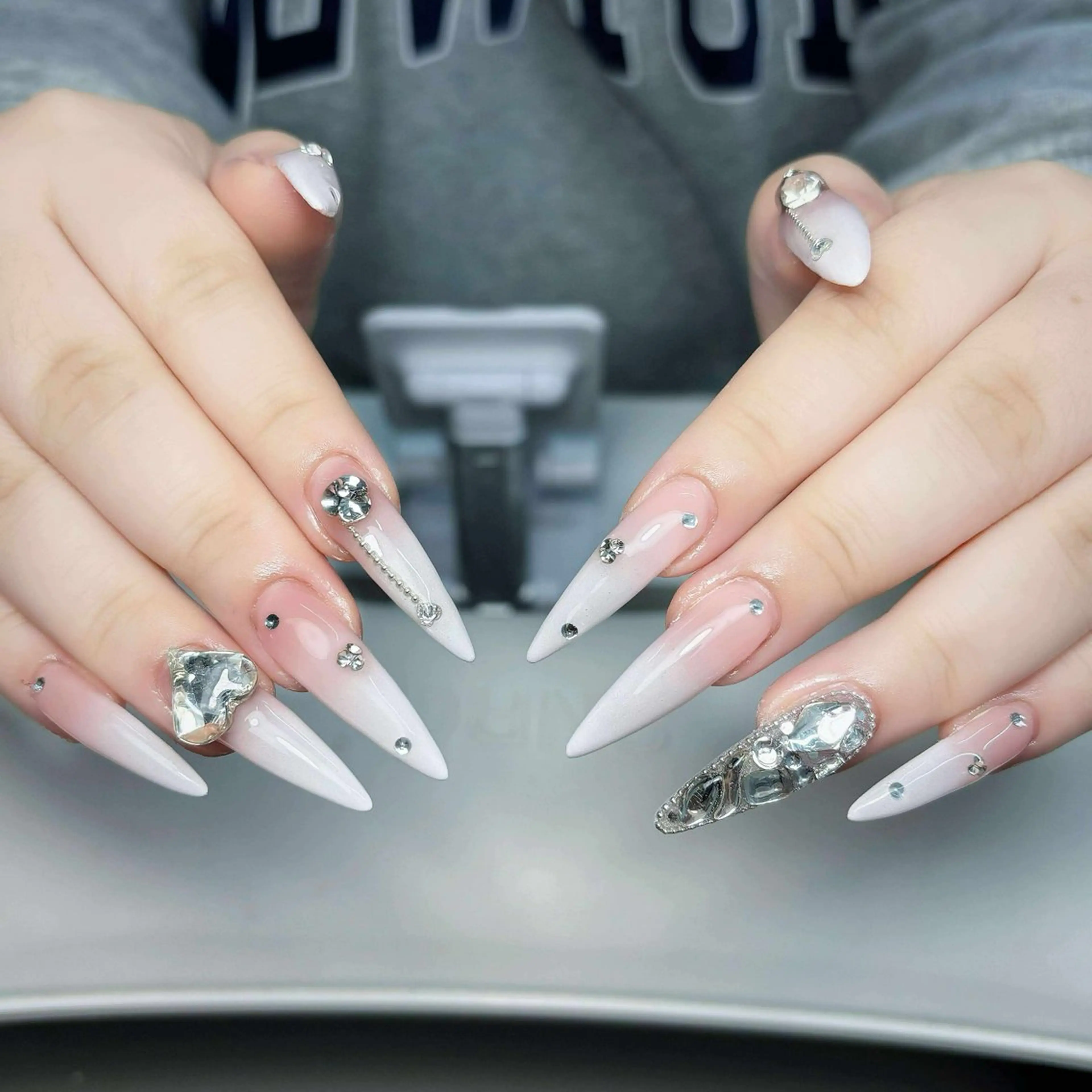 ネイル オーロラネイル フレンチネイル ガラスフレンチ グラデーション キラキラネイル Nova Nail Nambaのネイルデザイン